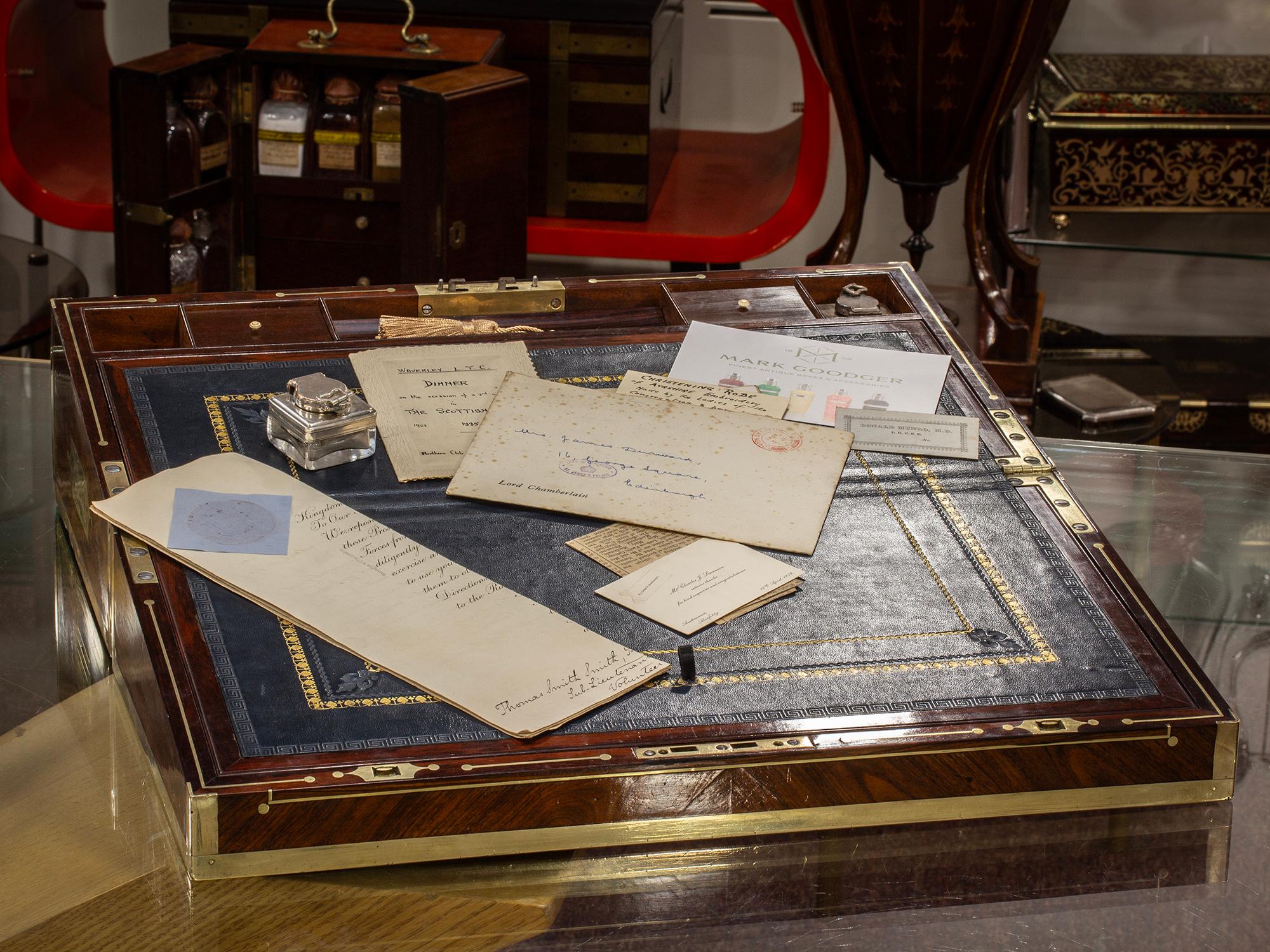 Compartimento secreto oculto

De nuestra colección de cajas de escritura, nos complace ofrecer esta caja de escritura georgiana de Kingwood atribuida a David Edwards. Caja de escritura de caoba de forma rectangular chapada en madera de Kingwood