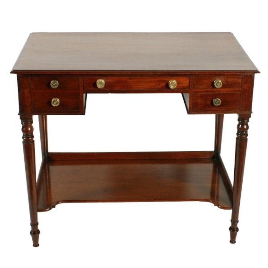 An early 19th century Georgian mahogany kneehole dressing table.

The table has four oak lined drawers, a long drawer to the middle, a pair of small drawers to the right and a double fronted drawer to the left, all with brass knob handles.

The
