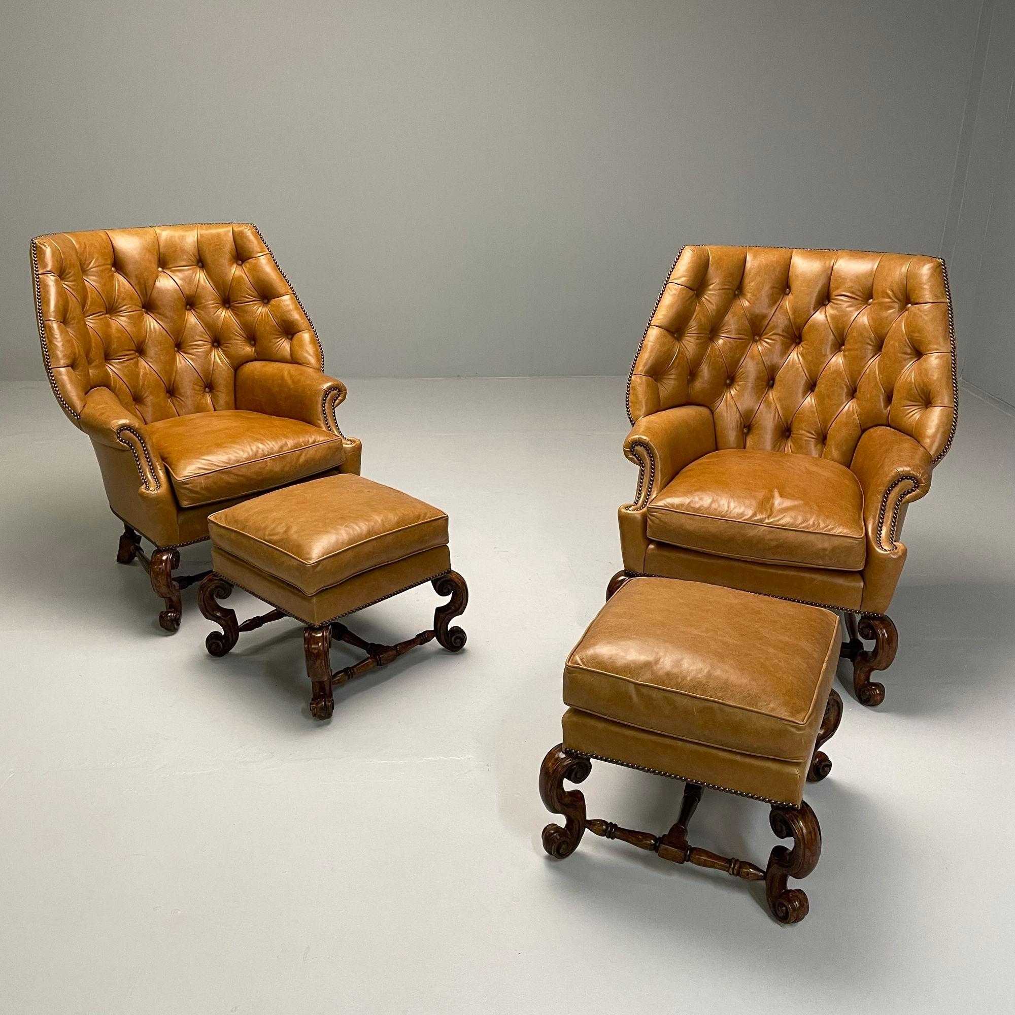 Georgian, Large Lounge Chairs, Ottomans, Tan Leather, USA 2000s

Paire de grands fauteuils en cuir à dossier touffeté et deux ottomans assortis. Ces fauteuils ont des dossiers généreux et enveloppants, des têtes de clous et des coussins d'assise
