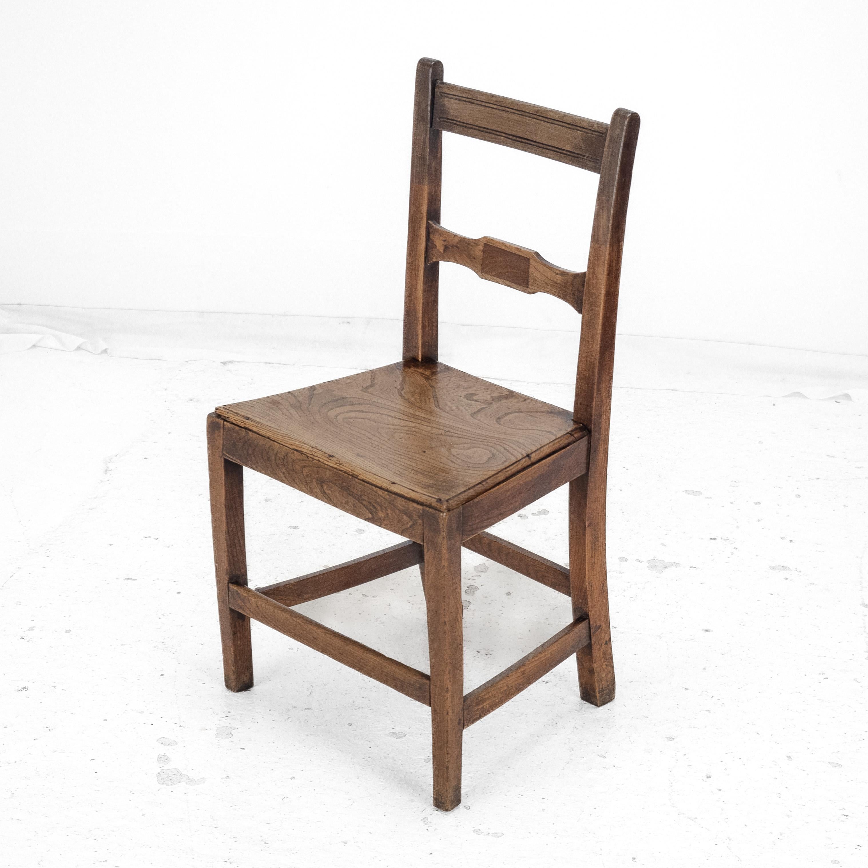 Chaise de campagne en orme et noyer de la fin du XVIIIe siècle (George III Hall Dining) en vente 5