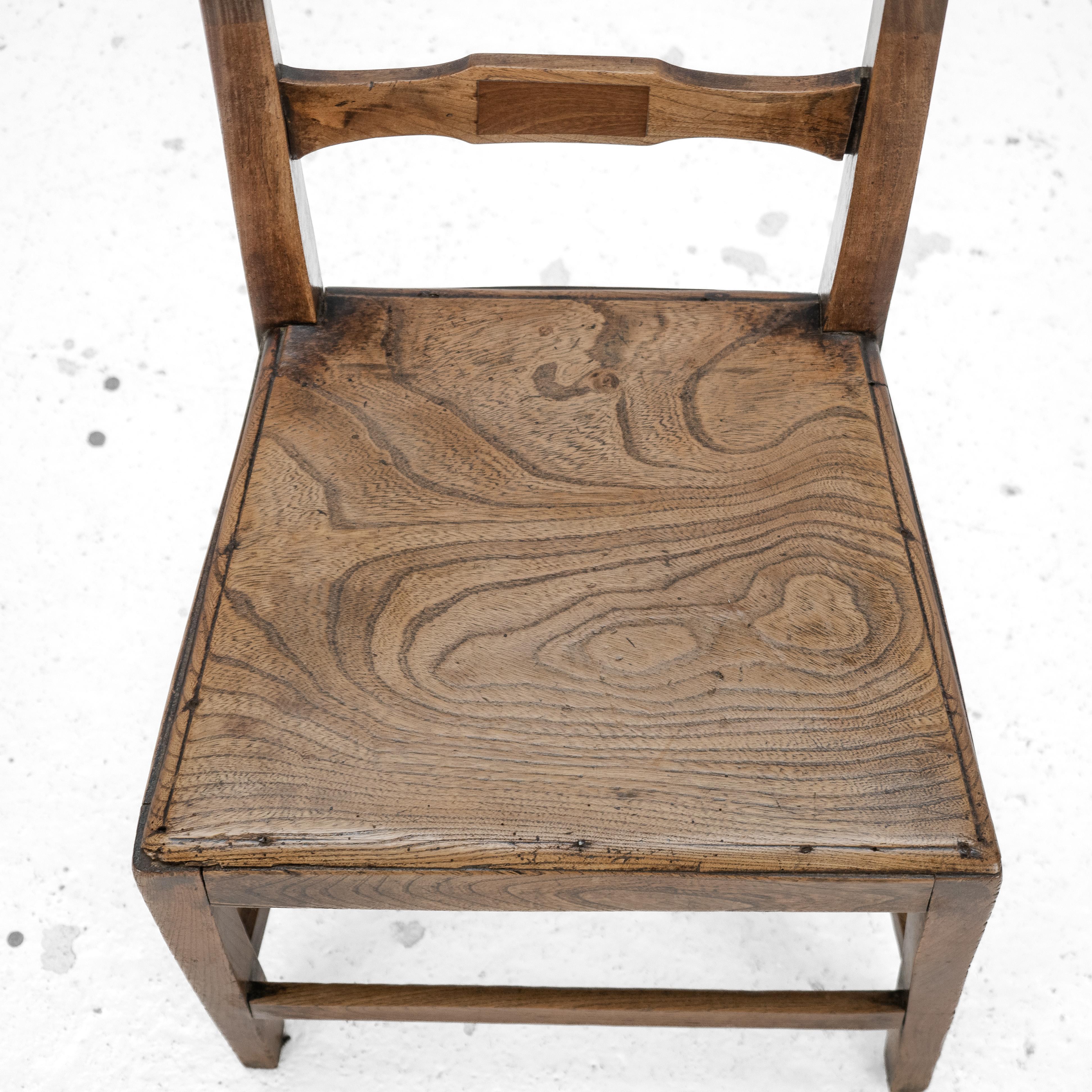 Chaise de campagne en orme et noyer de la fin du XVIIIe siècle (George III Hall Dining) en vente 7