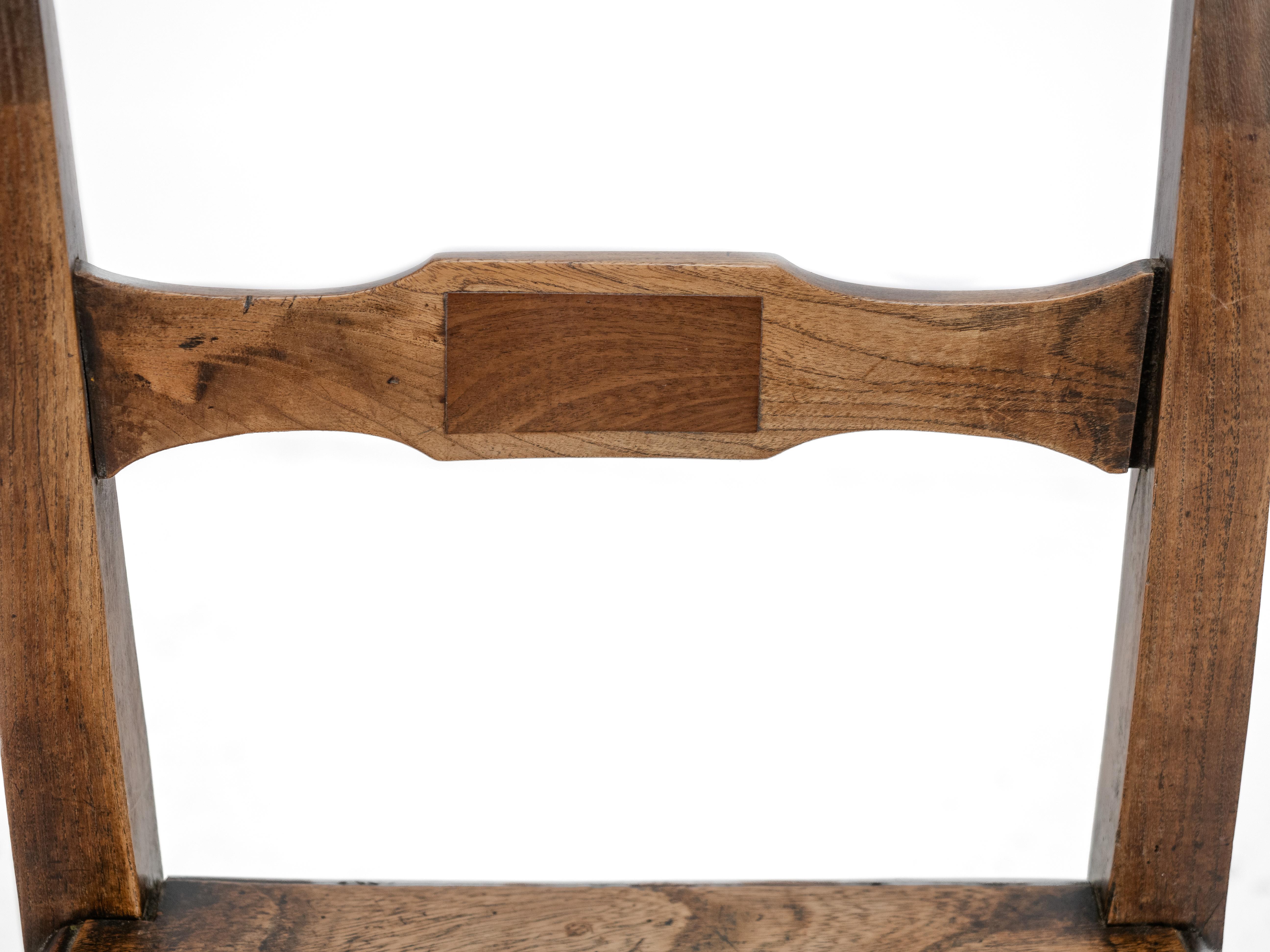 Chaise de campagne en orme et noyer de la fin du XVIIIe siècle (George III Hall Dining) en vente 10