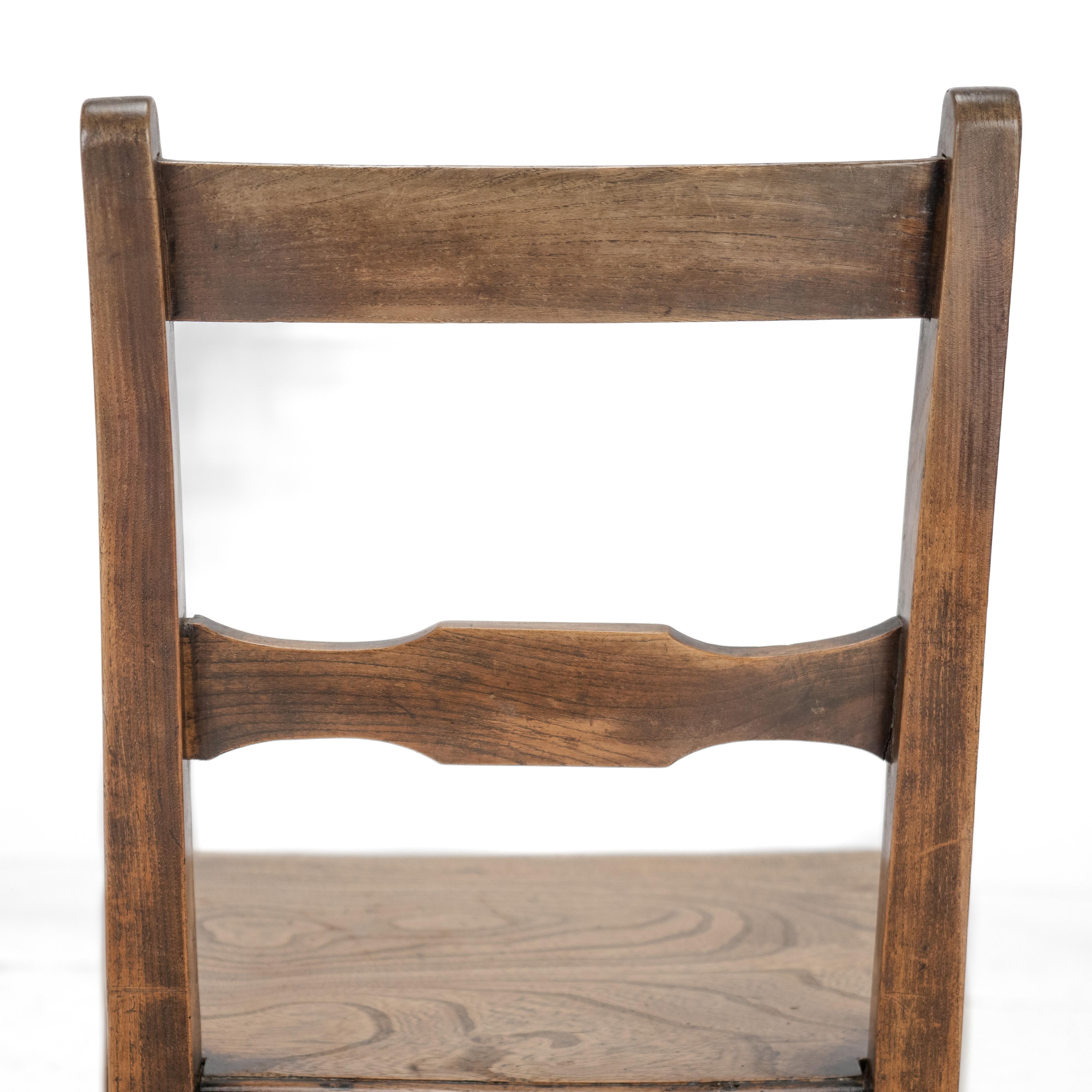 Chaise de campagne en orme et noyer de la fin du XVIIIe siècle (George III Hall Dining) en vente 11