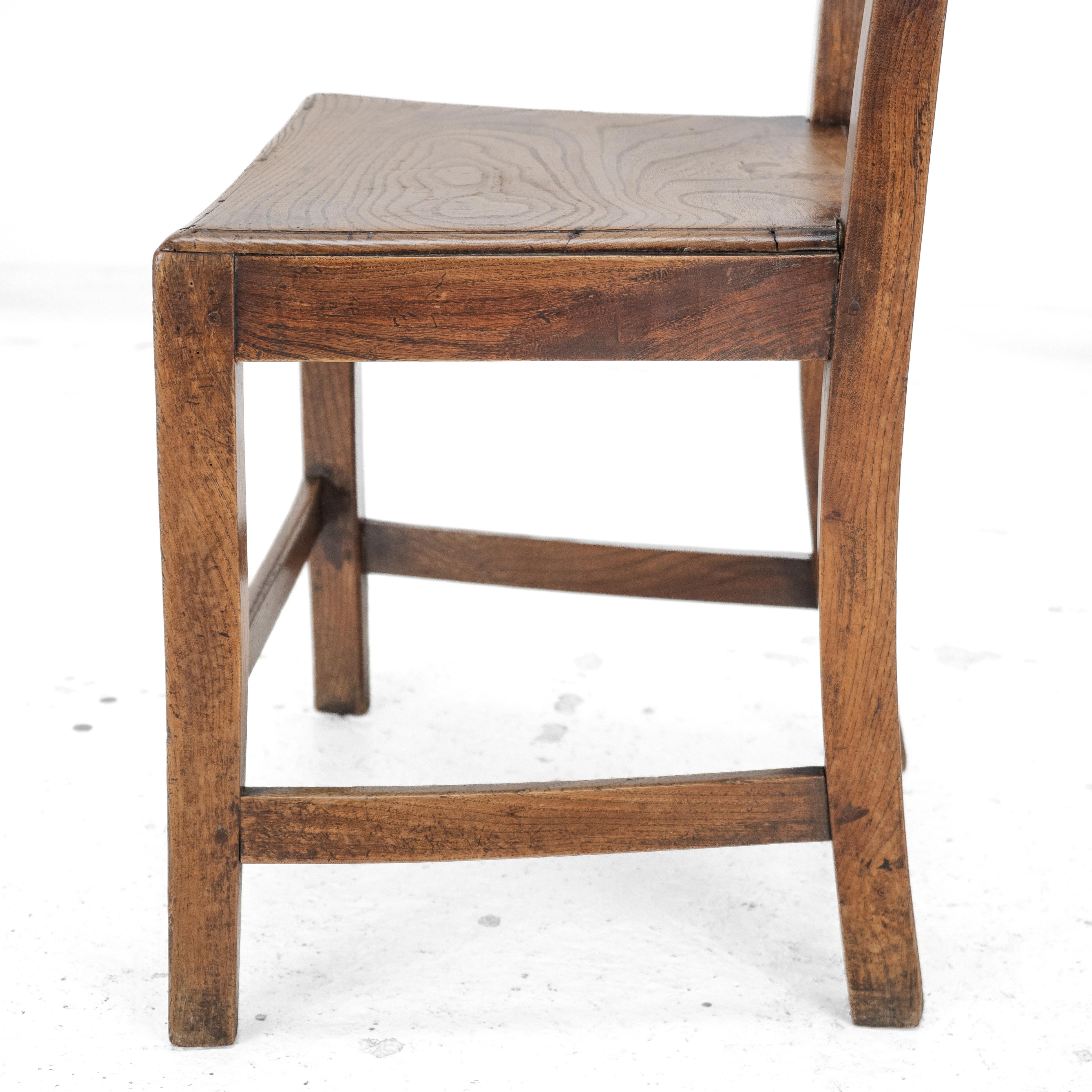 Chaise de campagne en orme et noyer de la fin du XVIIIe siècle (George III Hall Dining) en vente 13