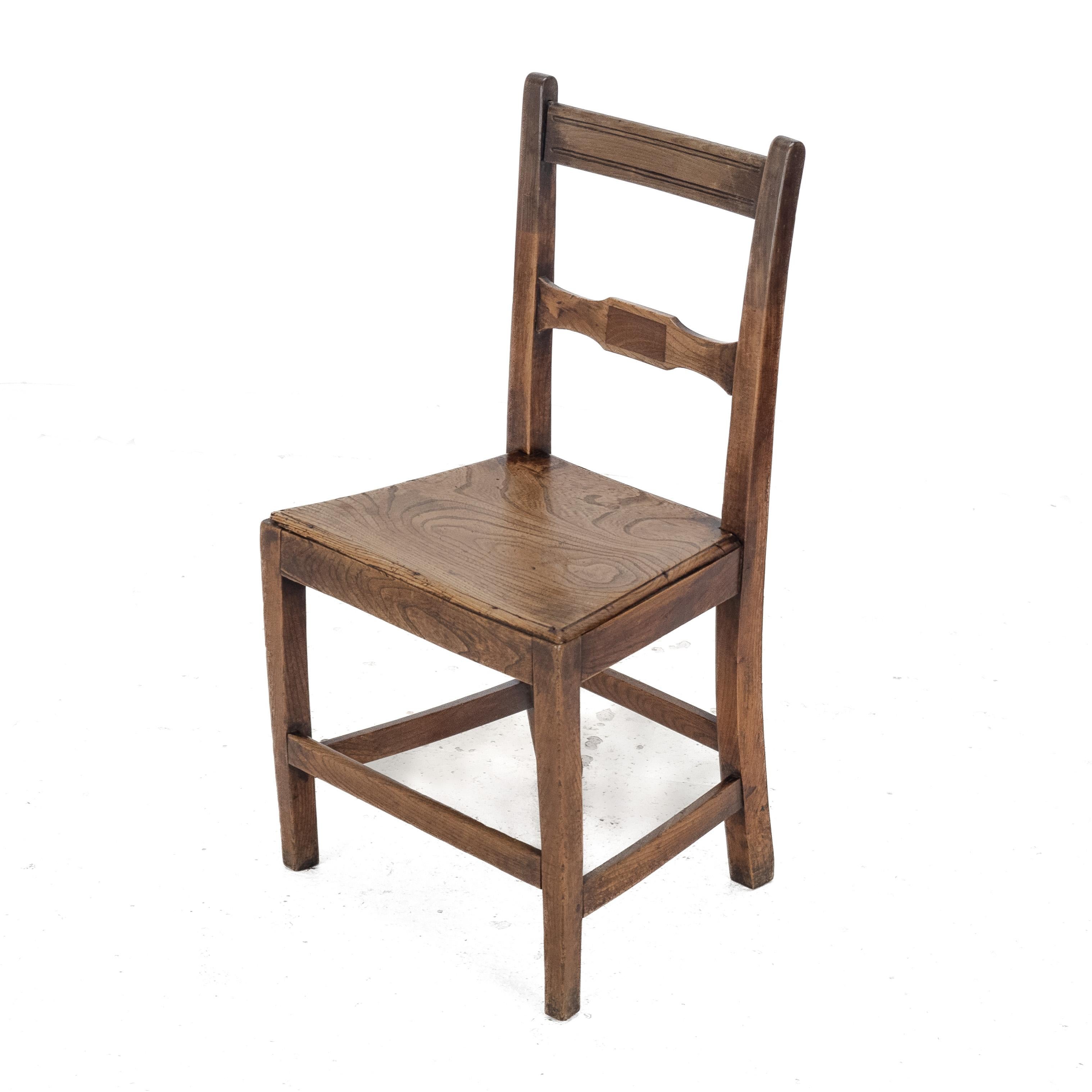 Chaise de campagne en orme d'époque géorgienne, datant de la fin du XVIIIe siècle. Lame de dossier en panneau de noyer. Cadre en orme massif et siège en planche bien figurée.

Chaise de qualité totalement originale, sans dommages ni réparations. Le
