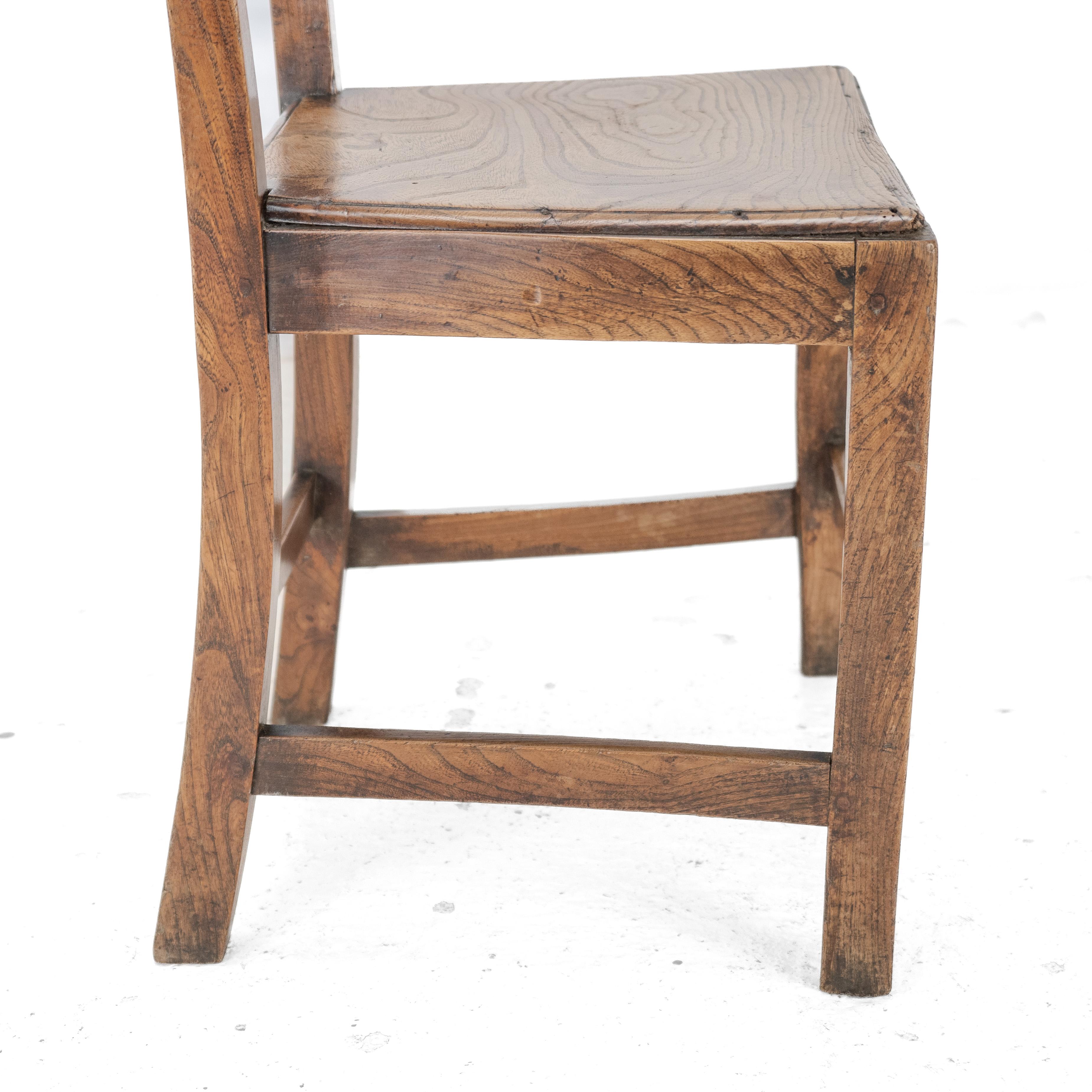 Chaise de campagne en orme et noyer de la fin du XVIIIe siècle (George III Hall Dining) en vente 15