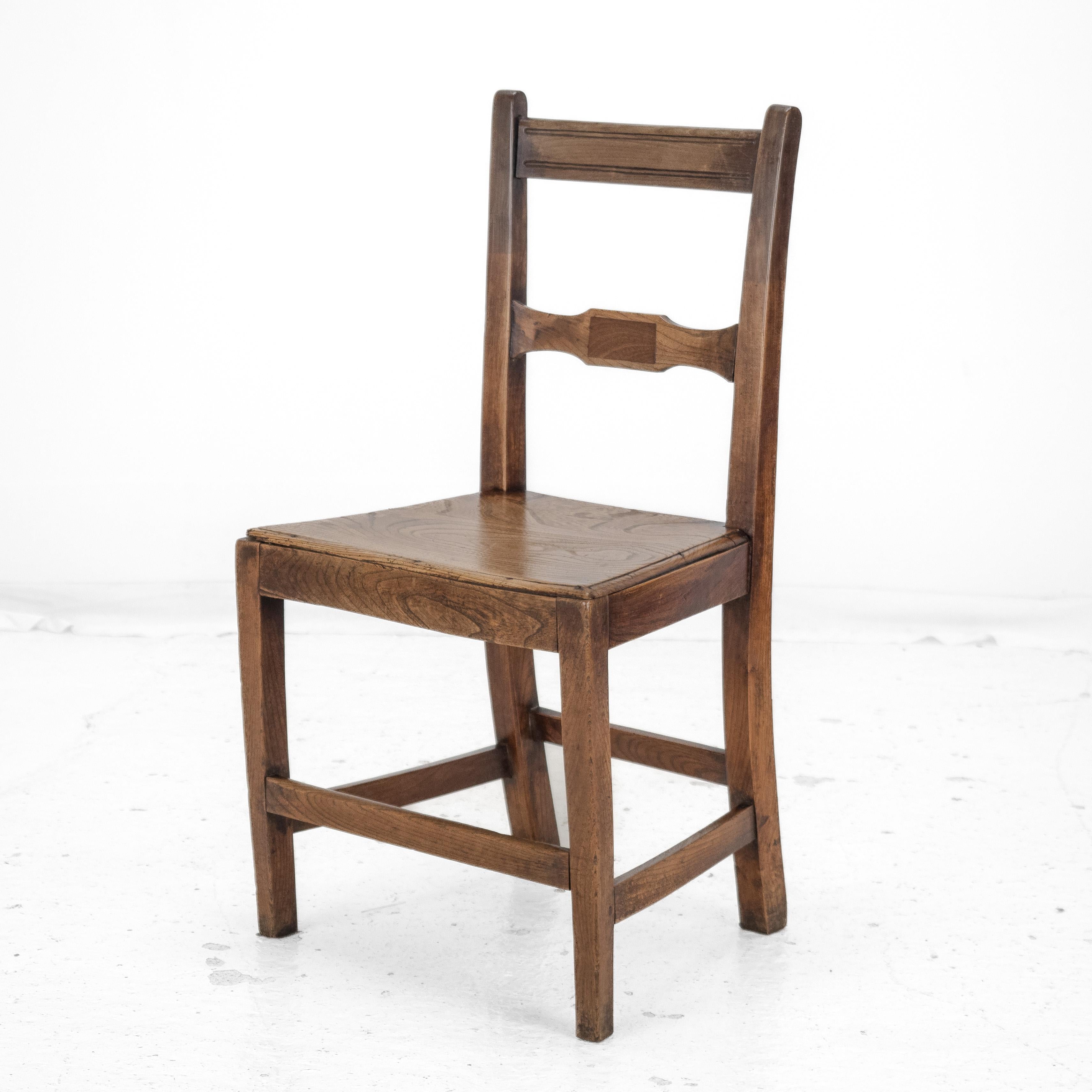 Anglais Chaise de campagne en orme et noyer de la fin du XVIIIe siècle (George III Hall Dining) en vente