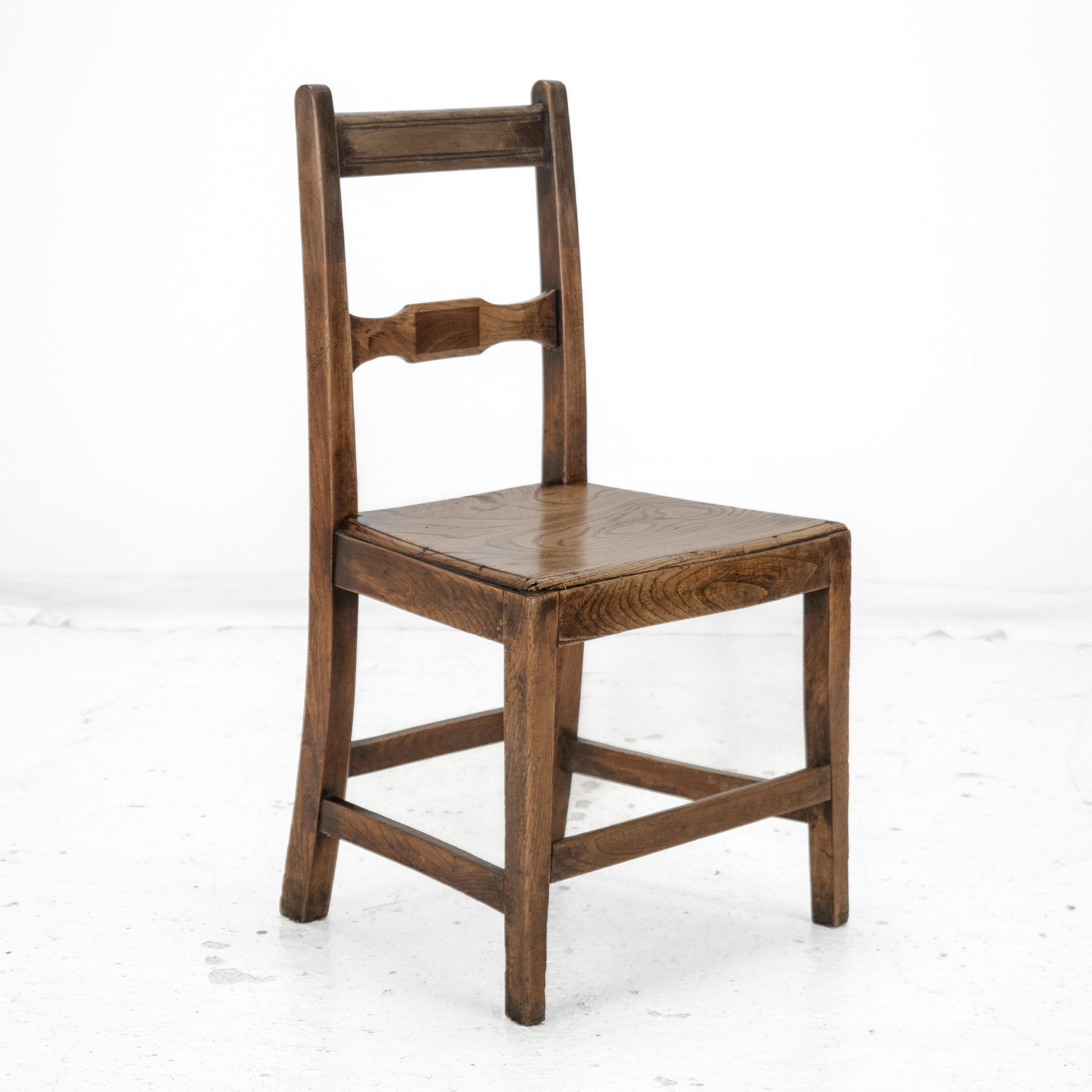 Orme Chaise de campagne en orme et noyer de la fin du XVIIIe siècle (George III Hall Dining) en vente
