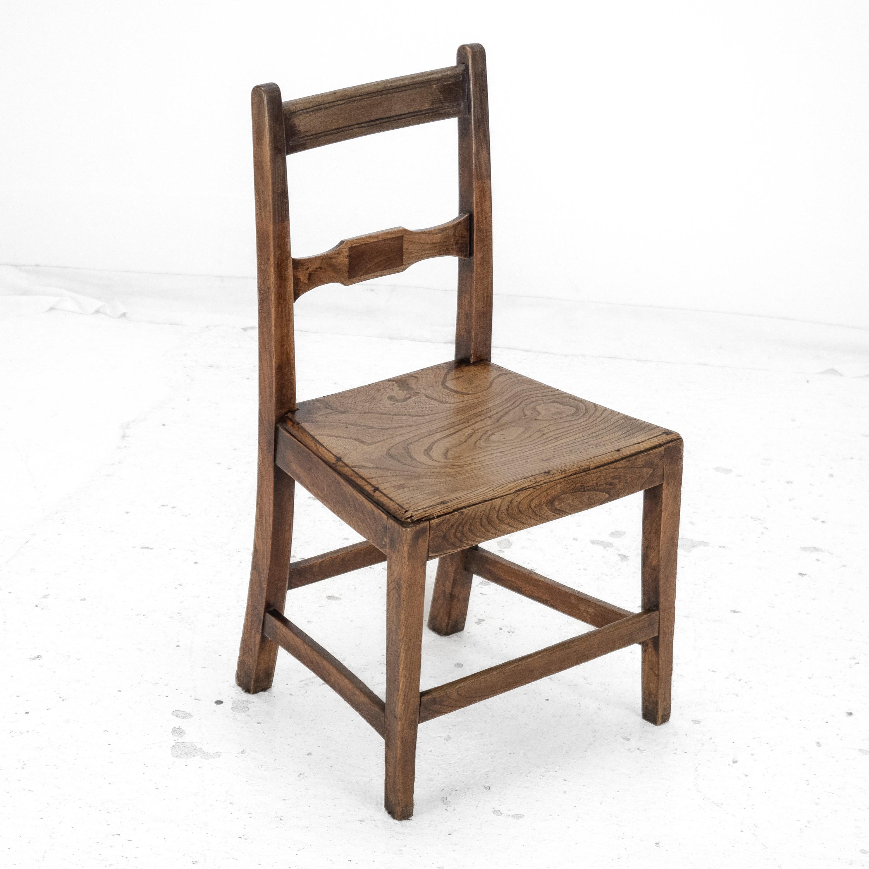 Chaise de campagne en orme et noyer de la fin du XVIIIe siècle (George III Hall Dining) en vente 1