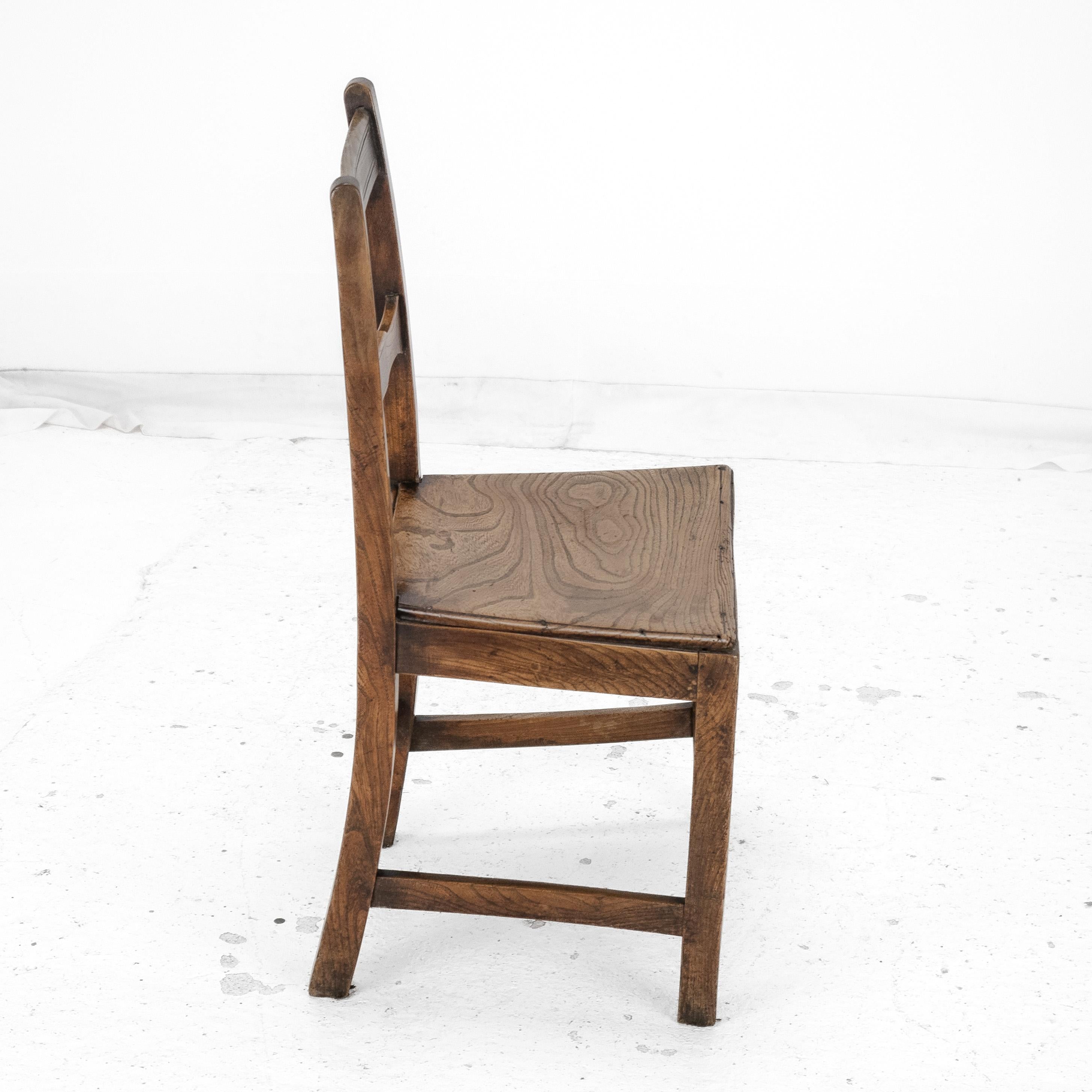 Chaise de campagne en orme et noyer de la fin du XVIIIe siècle (George III Hall Dining) en vente 2