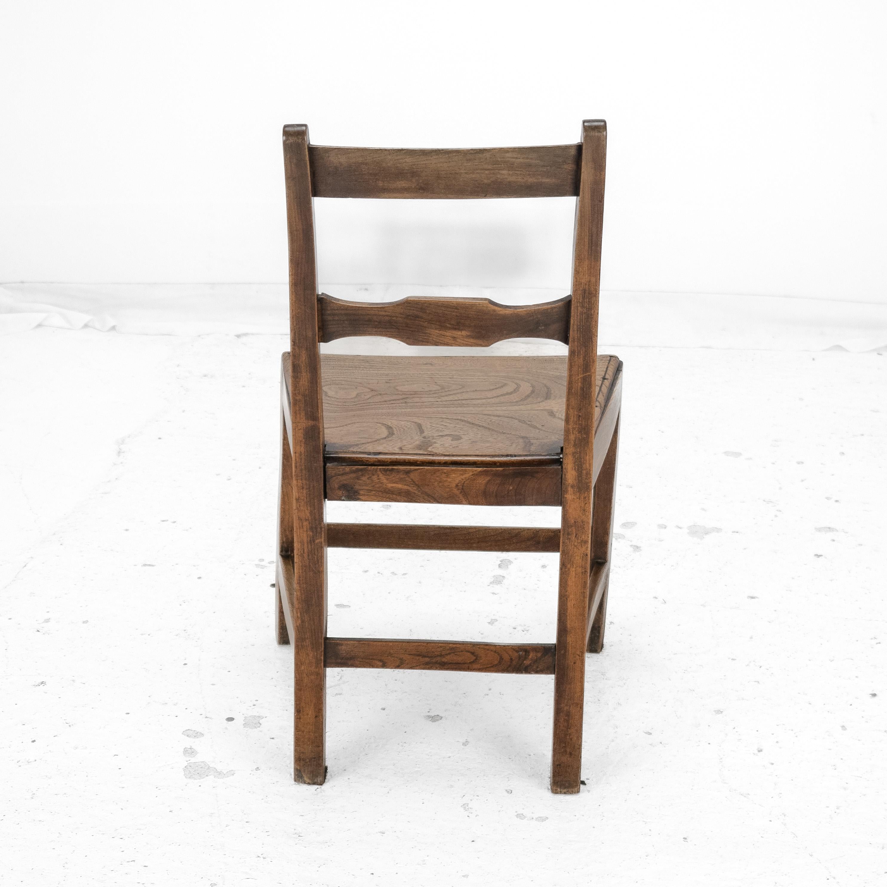 Chaise de campagne en orme et noyer de la fin du XVIIIe siècle (George III Hall Dining) en vente 3