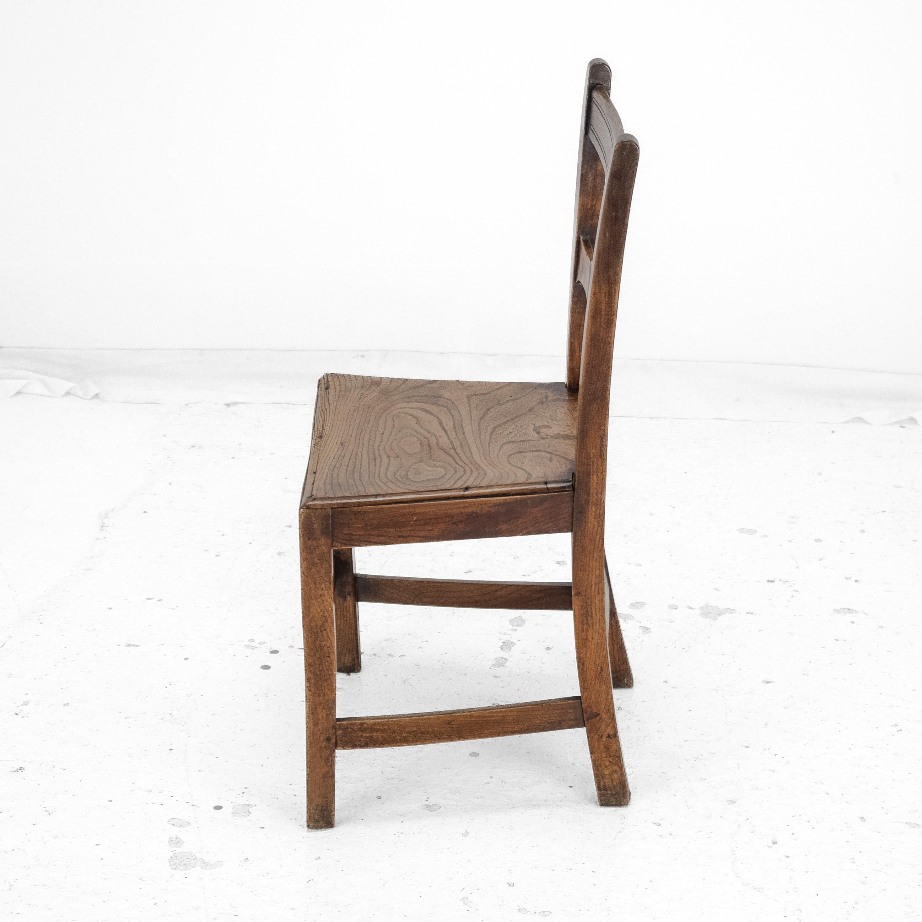 Chaise de campagne en orme et noyer de la fin du XVIIIe siècle (George III Hall Dining) en vente 4