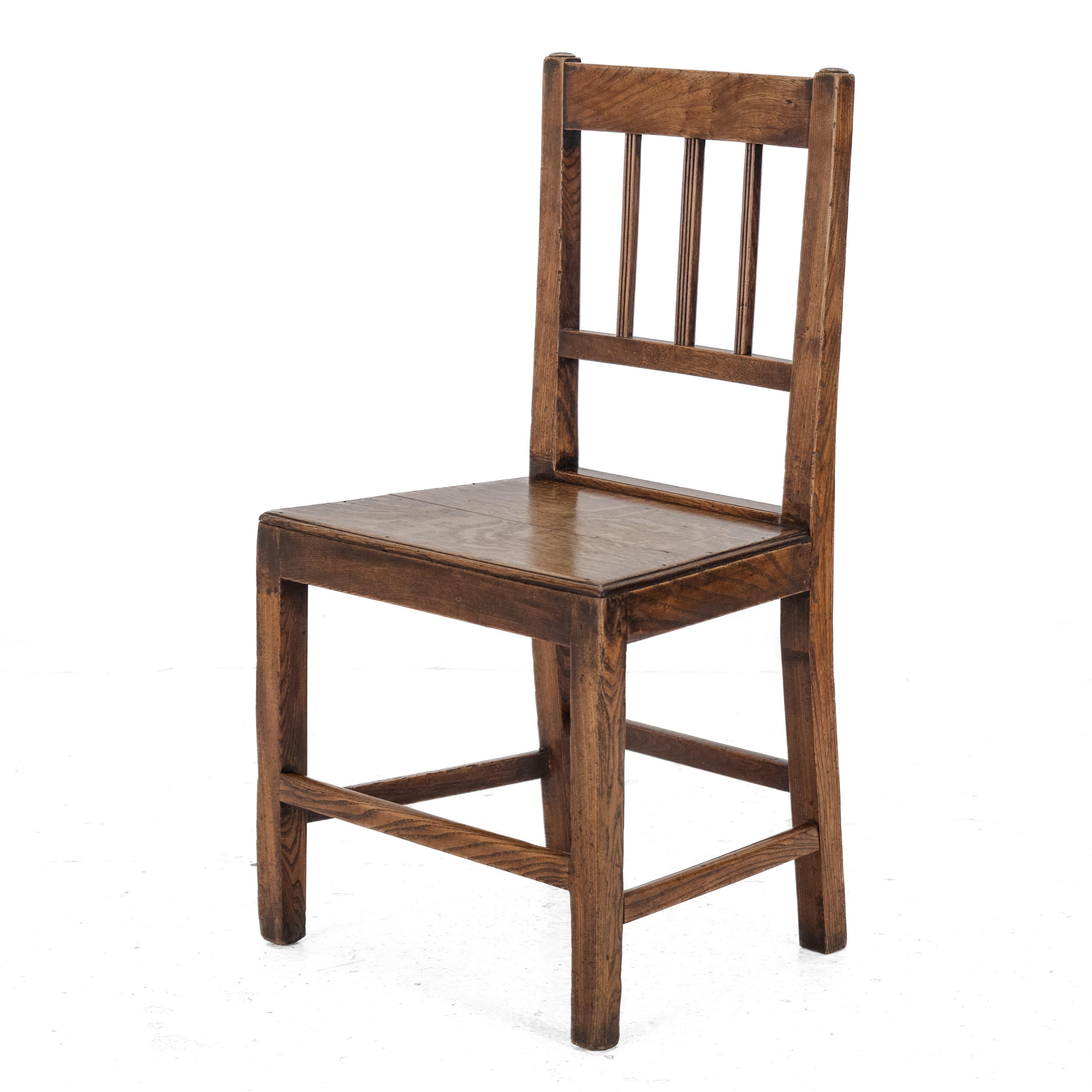 Chaise de campagne en orme et en chêne d'époque géorgienne, datant de la fin du XVIIIe siècle. Cadre en orme massif et siège en planches de chêne.

Chaise de qualité totalement originale, sans dommages ni réparations. Très bien présenté et prêt à