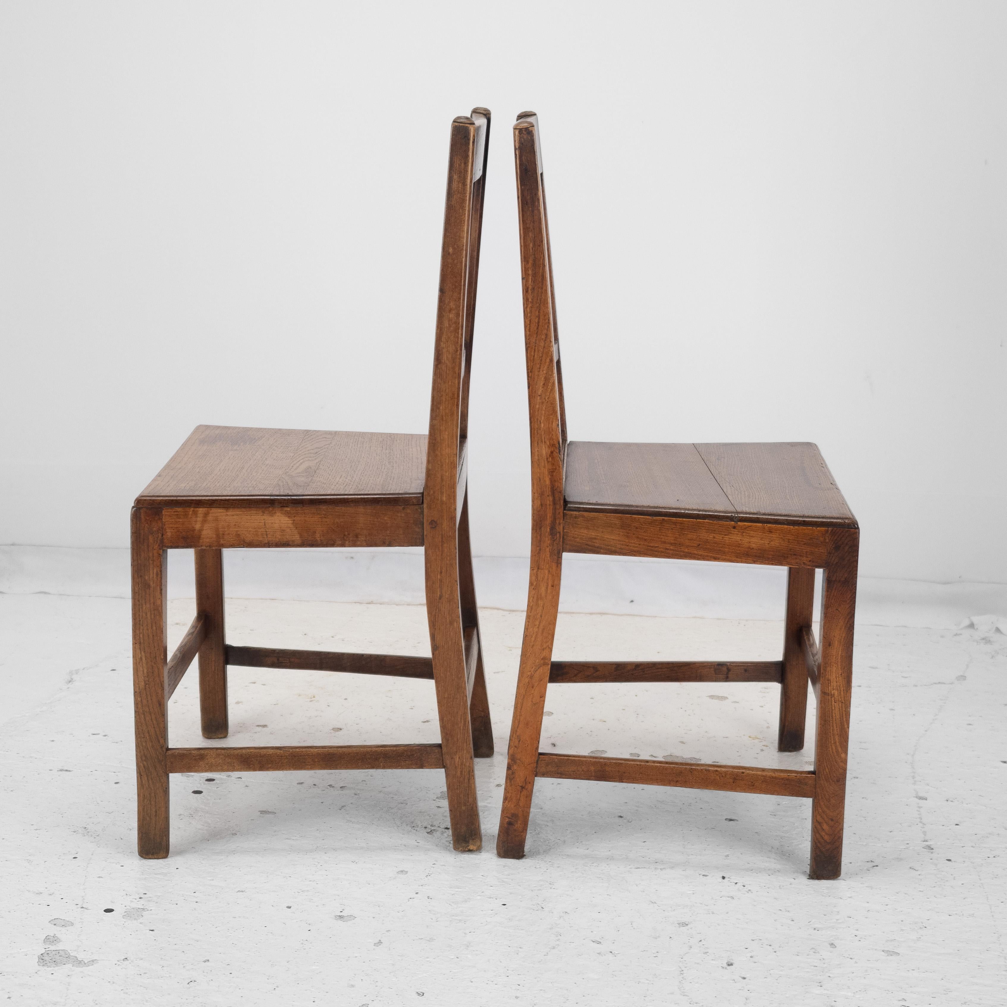 English Georgian Late 18th Century Pair of Oak and Elm Country Chairs (Hall Dining Side) For Sale