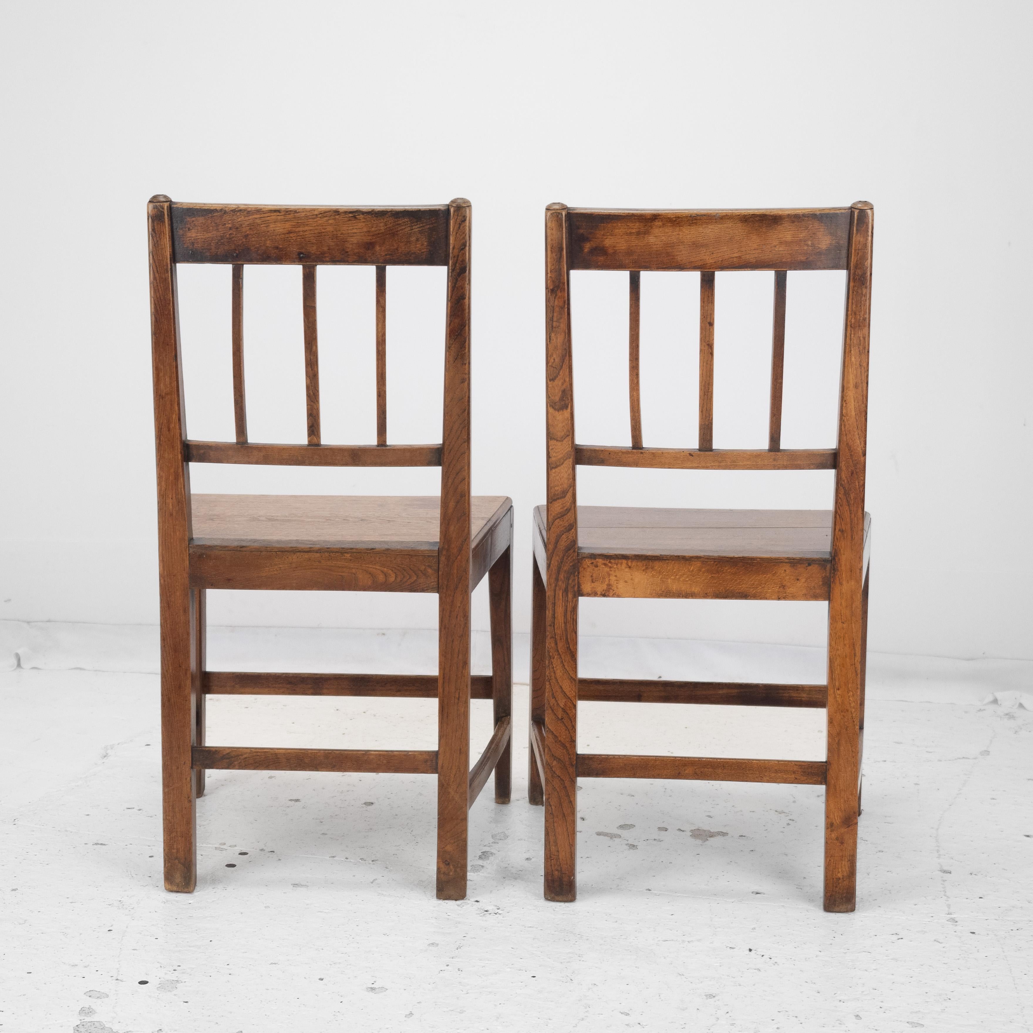 Georgian Late 18th Century Pair of Oak and Elm Country Chairs (Hall Dining Side) In Good Condition For Sale In Leeds, GB