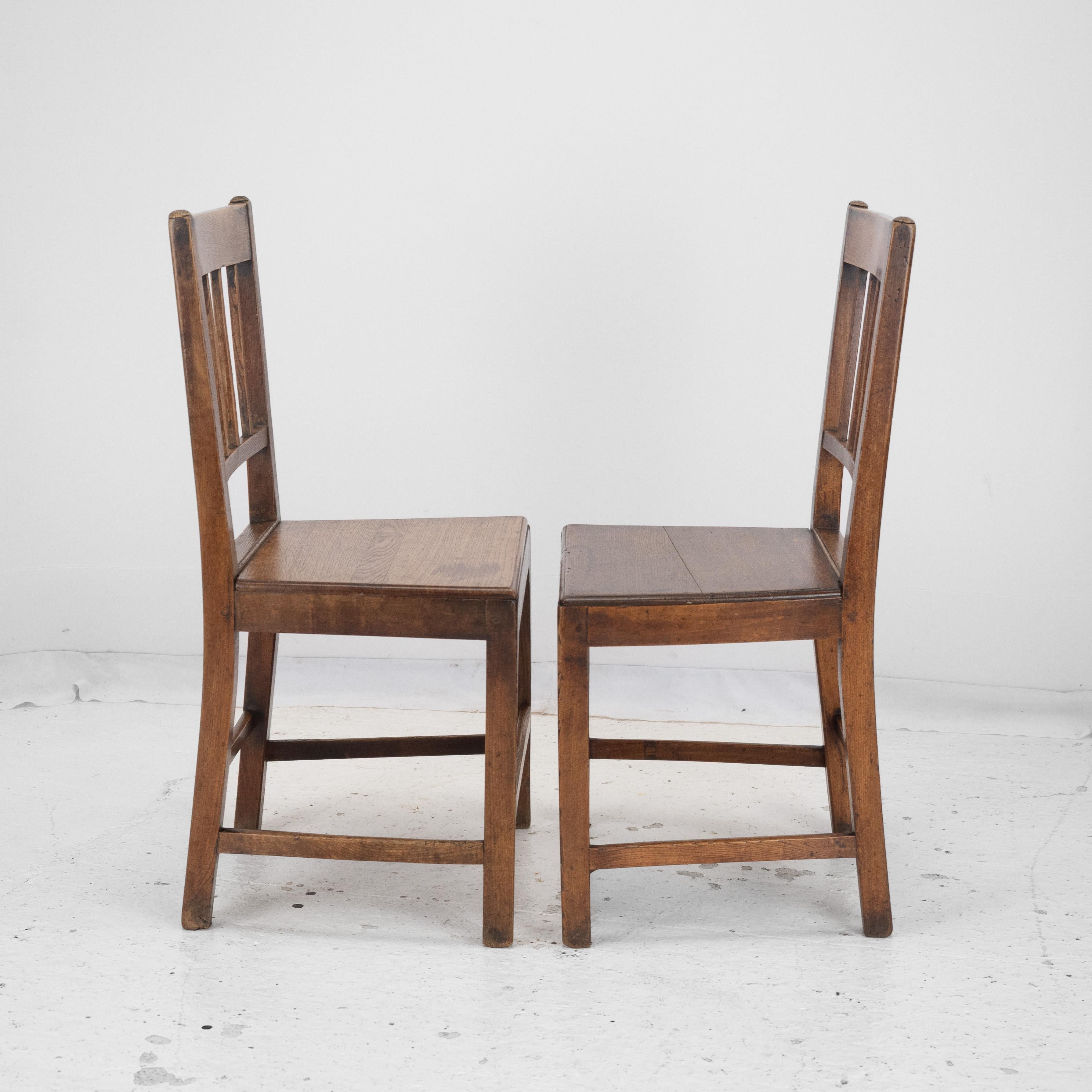 Georgian Late 18th Century Pair of Oak and Elm Country Chairs (Hall Dining Side) For Sale 1