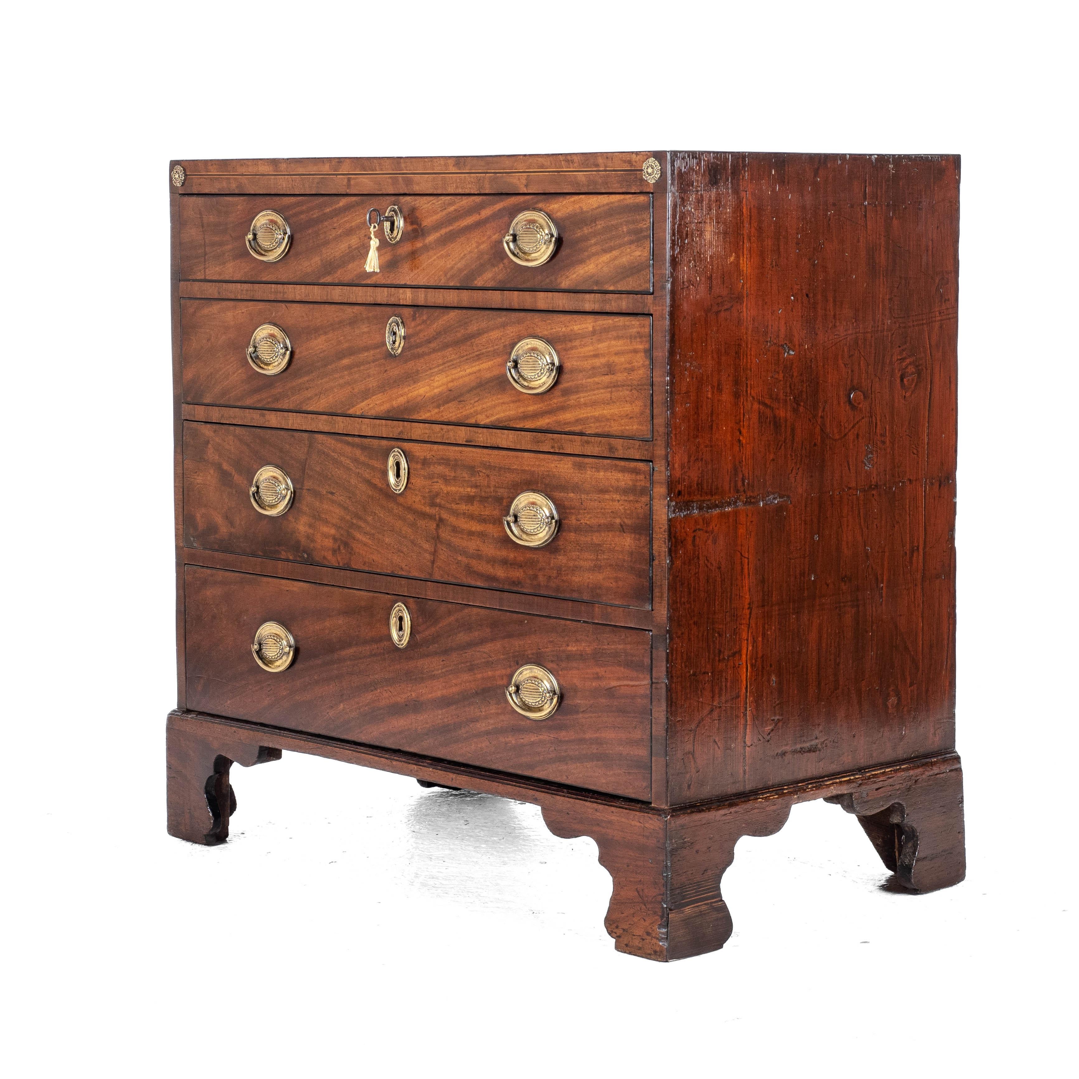 A late c.18th George III period, mahogany inlaid, caddy top, chest of drawers. This chest of drawers of small proportions, with oblong shaped top with ebony strung square edge. Bank of four full width drawers all graduated in height, with strung