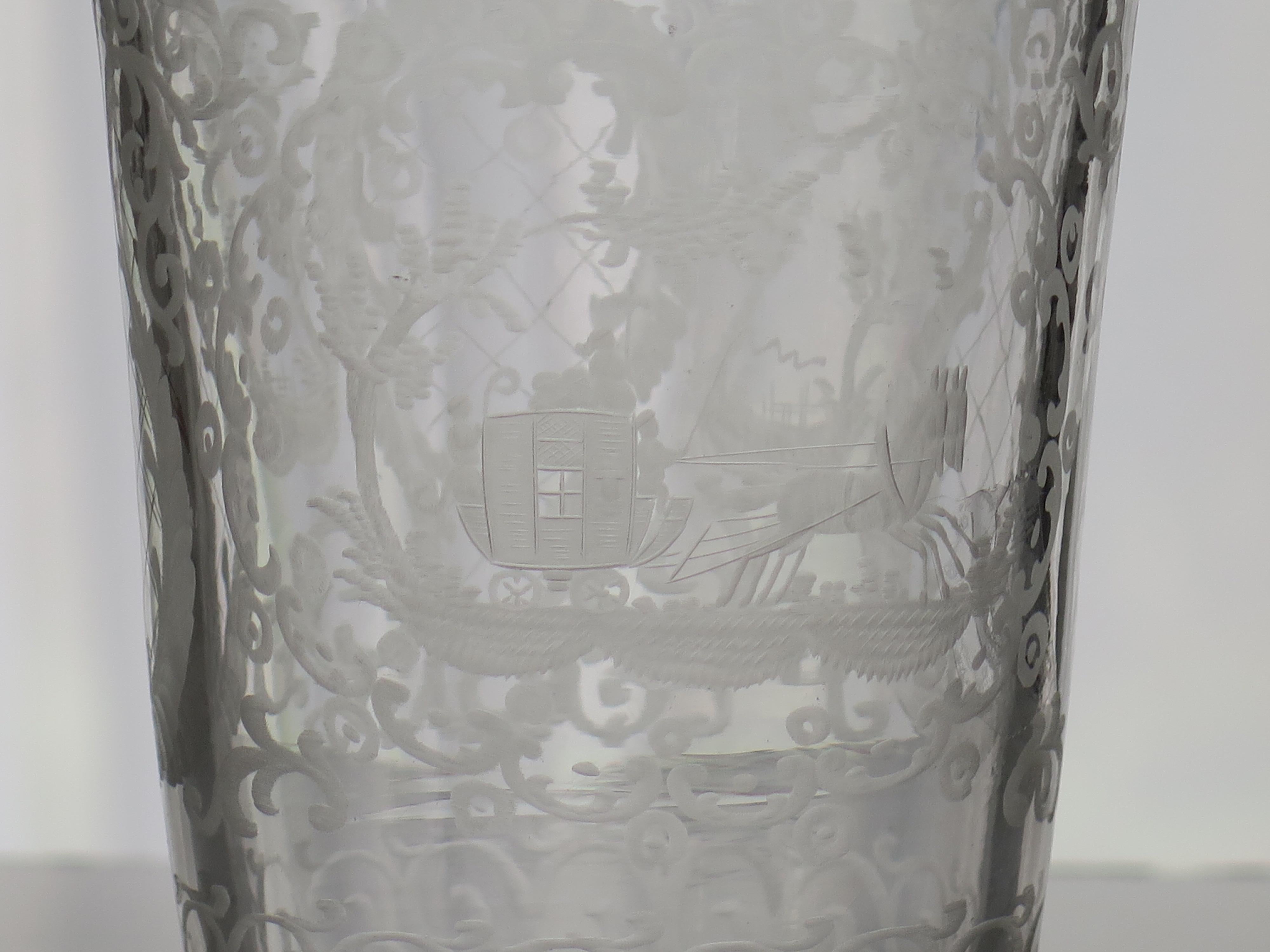 Dies ist eine seltene englische mundgeblasenen Georgian Large Beaker oder Tumbler Trinkglas, mit einer Pferdekutsche eingraviert, aus Circa 1800.

Große georgianische Becher oder Becher sind seltene Stücke

Das Glas ist mundgeblasen und aus