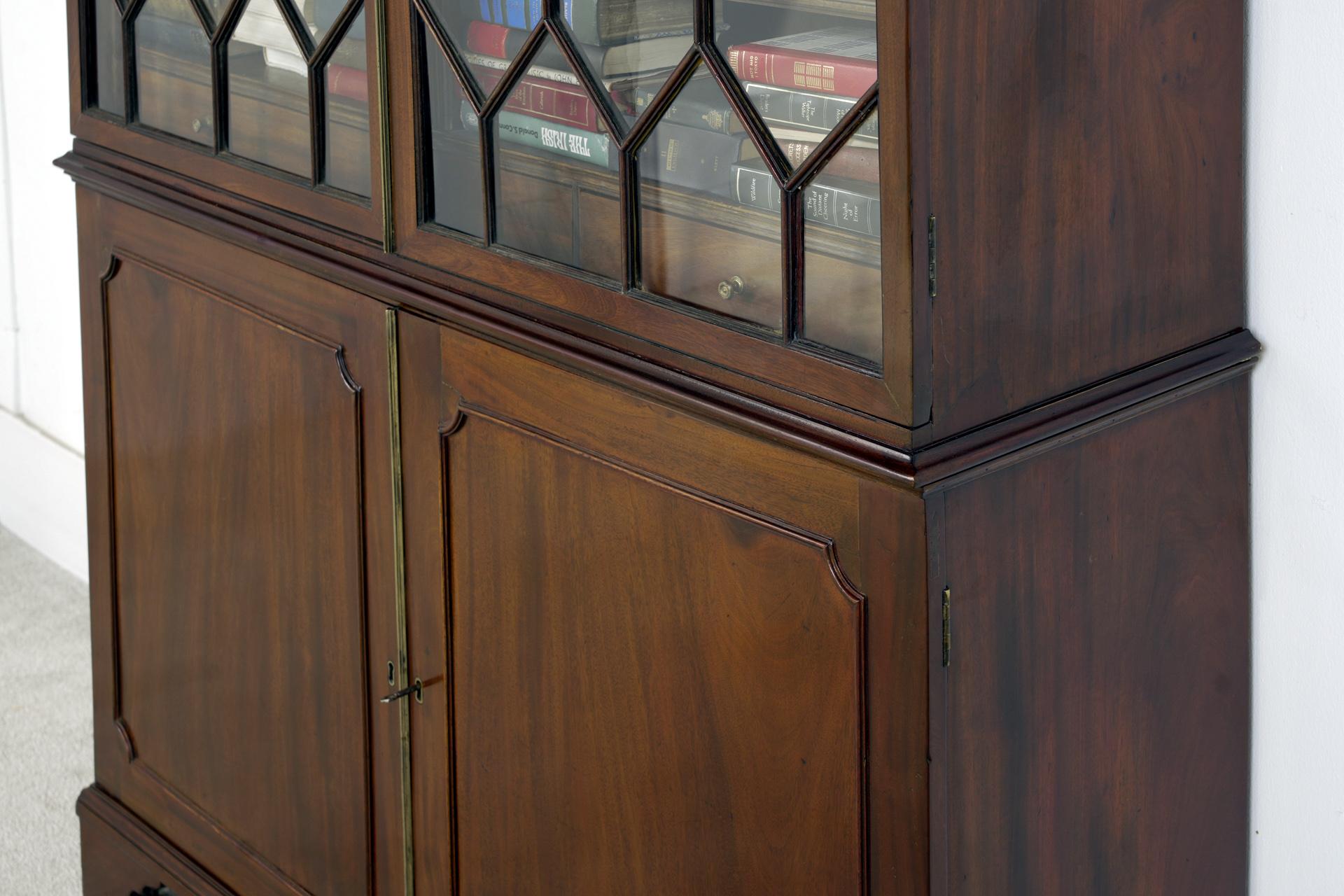 Bibliothèque géorgienne en acajou vitré 1820 en vente 4