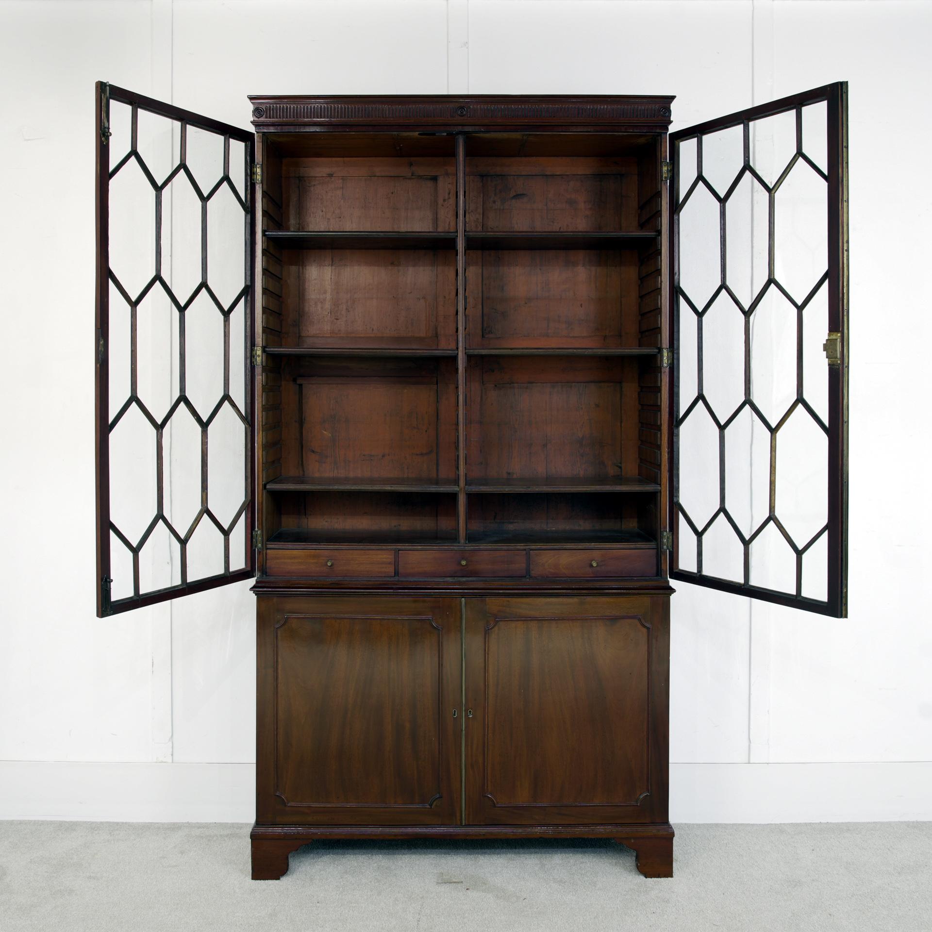 Bibliothèque géorgienne en acajou vitré 1820 en vente 5