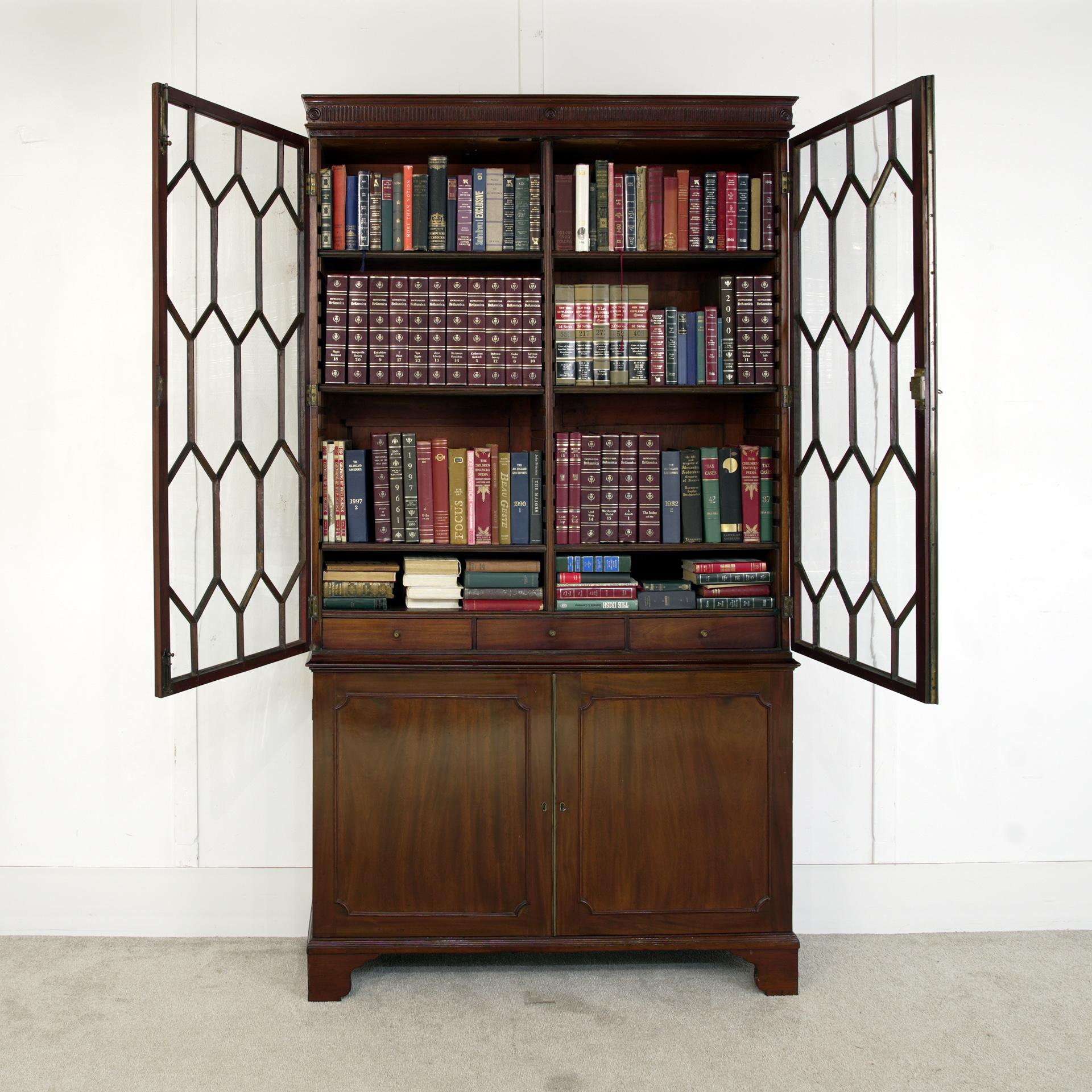 Vous visualisez une bibliothèque géorgienne d'époque, élégante et raffinée.
Fabriqué en acajou avec des portes vitrées
La partie supérieure comporte deux portes astragales vitrées avec un motif géométrique classique de meneaux, offrant une vue