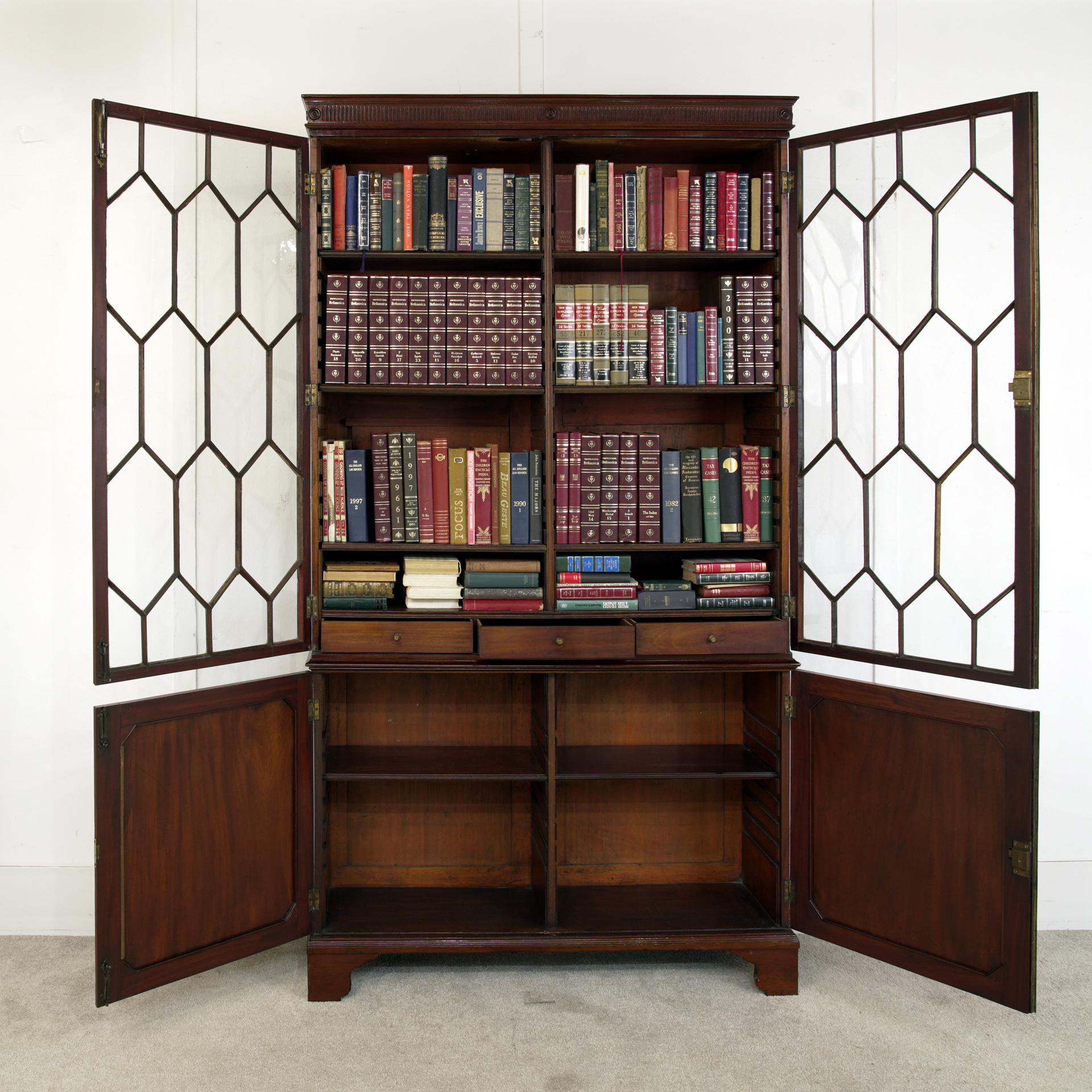 Georgien Bibliothèque géorgienne en acajou vitré 1820 en vente