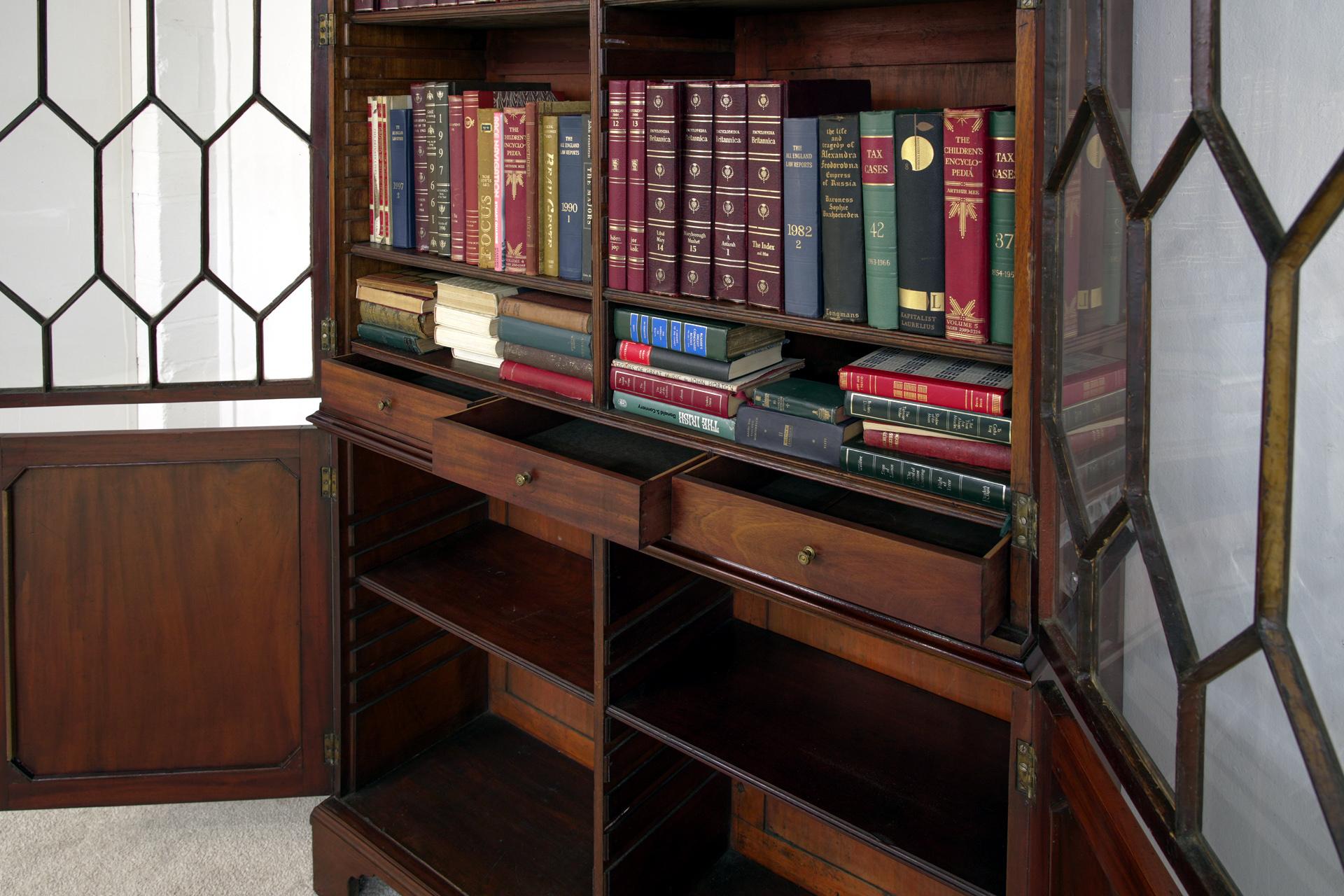 Vernissé Bibliothèque géorgienne en acajou vitré 1820 en vente