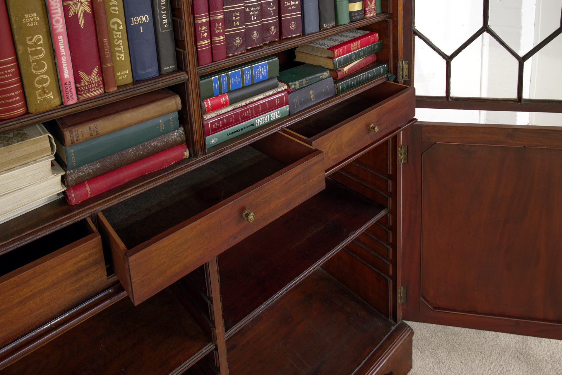 Bibliothèque géorgienne en acajou vitré 1820 Bon état - En vente à Potters Bar, GB