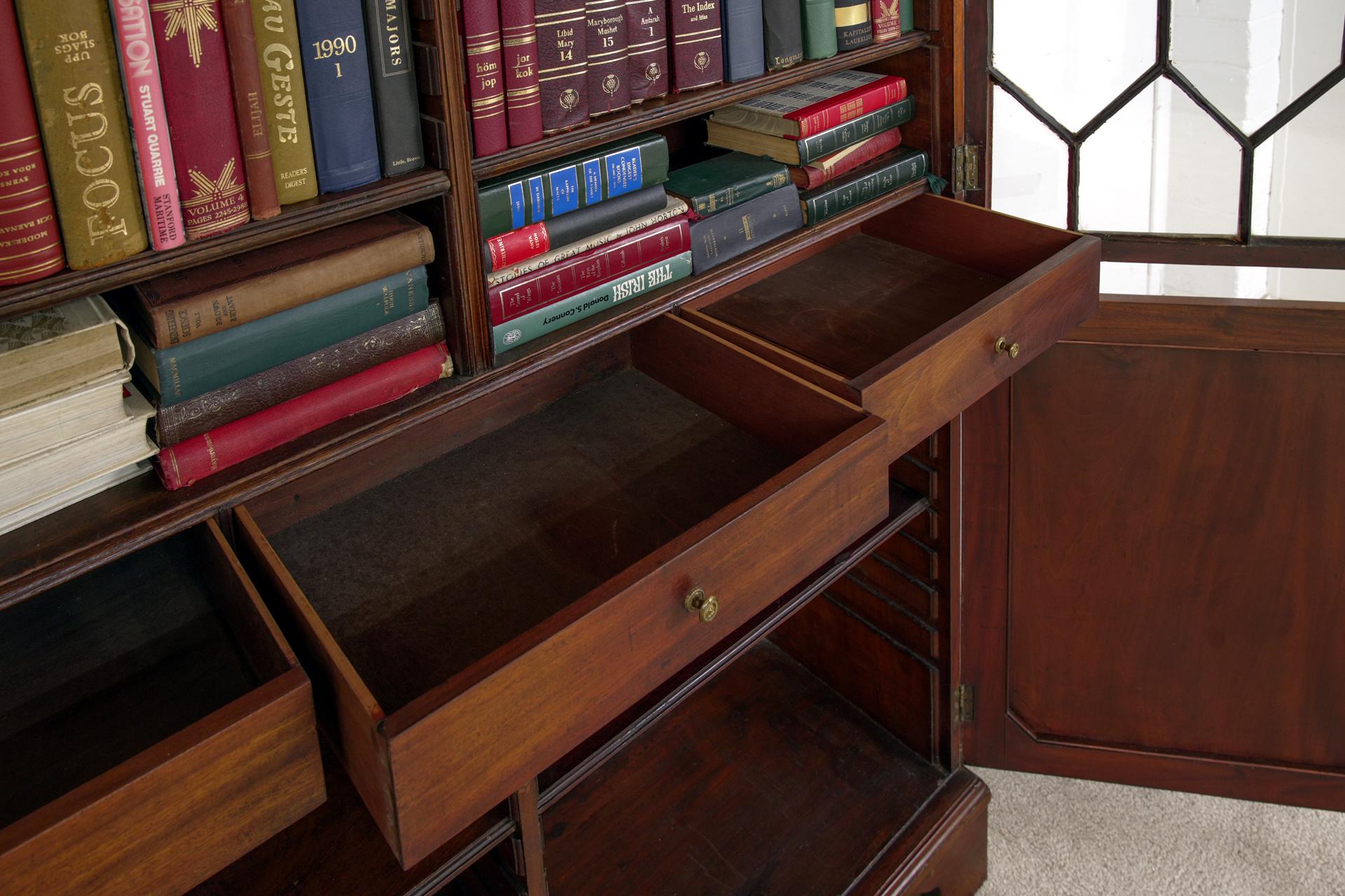 Début du XIXe siècle Bibliothèque géorgienne en acajou vitré 1820 en vente