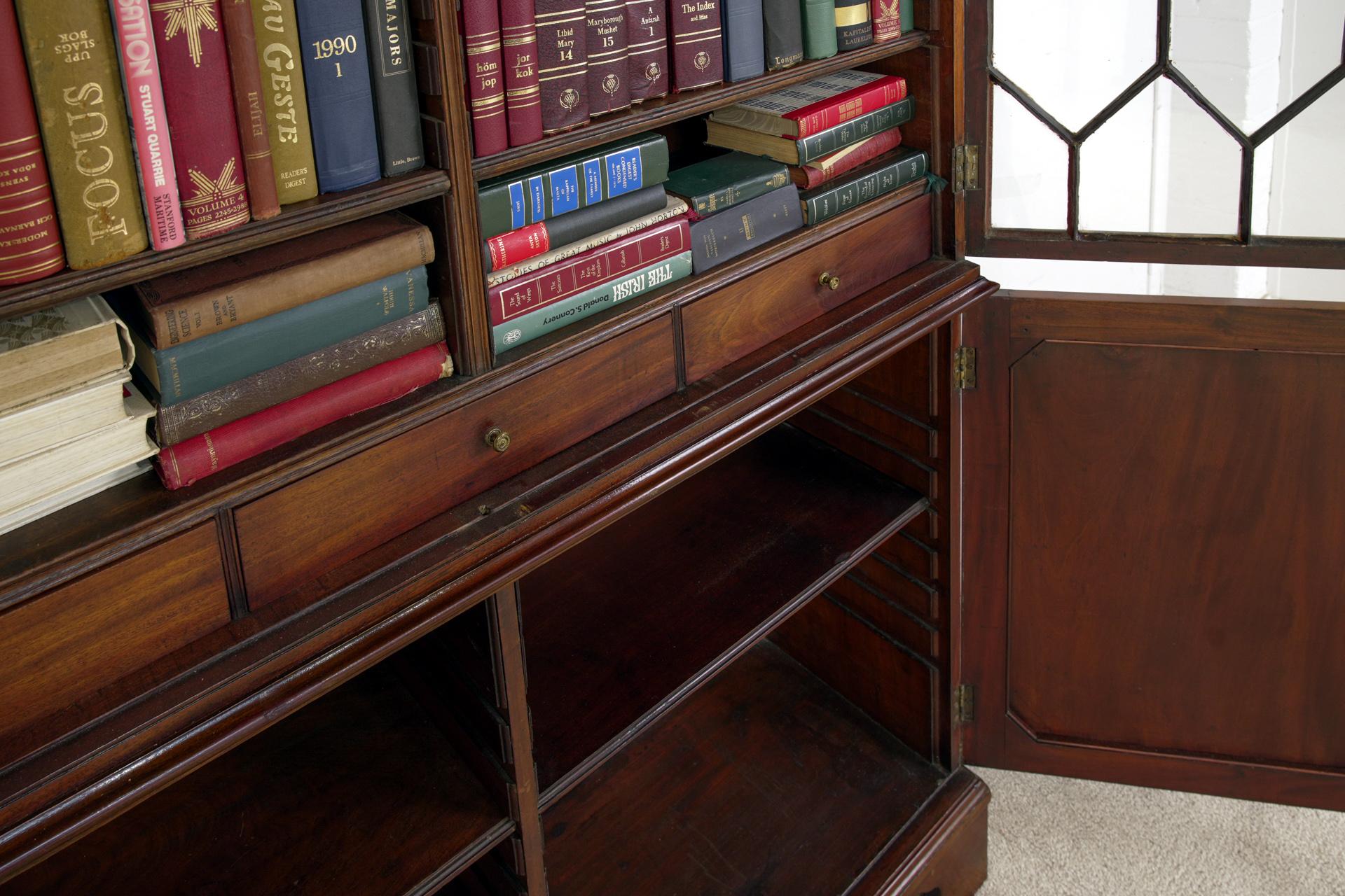 Acajou Bibliothèque géorgienne en acajou vitré 1820 en vente