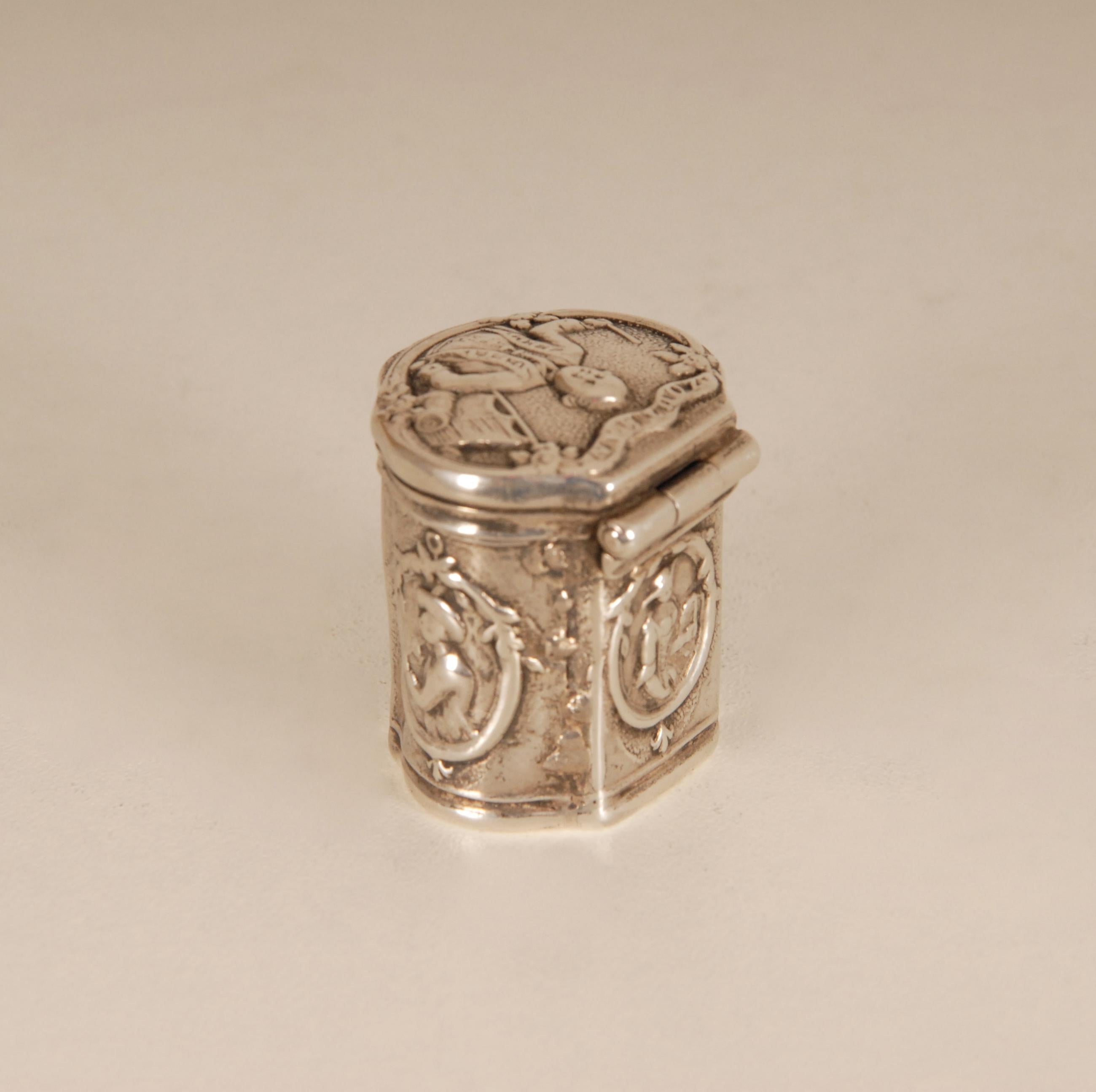 Sterling Silver Georgian Louis XVI 18th Century Dutch Silver Snuff Box Scent Box 1782 For Sale