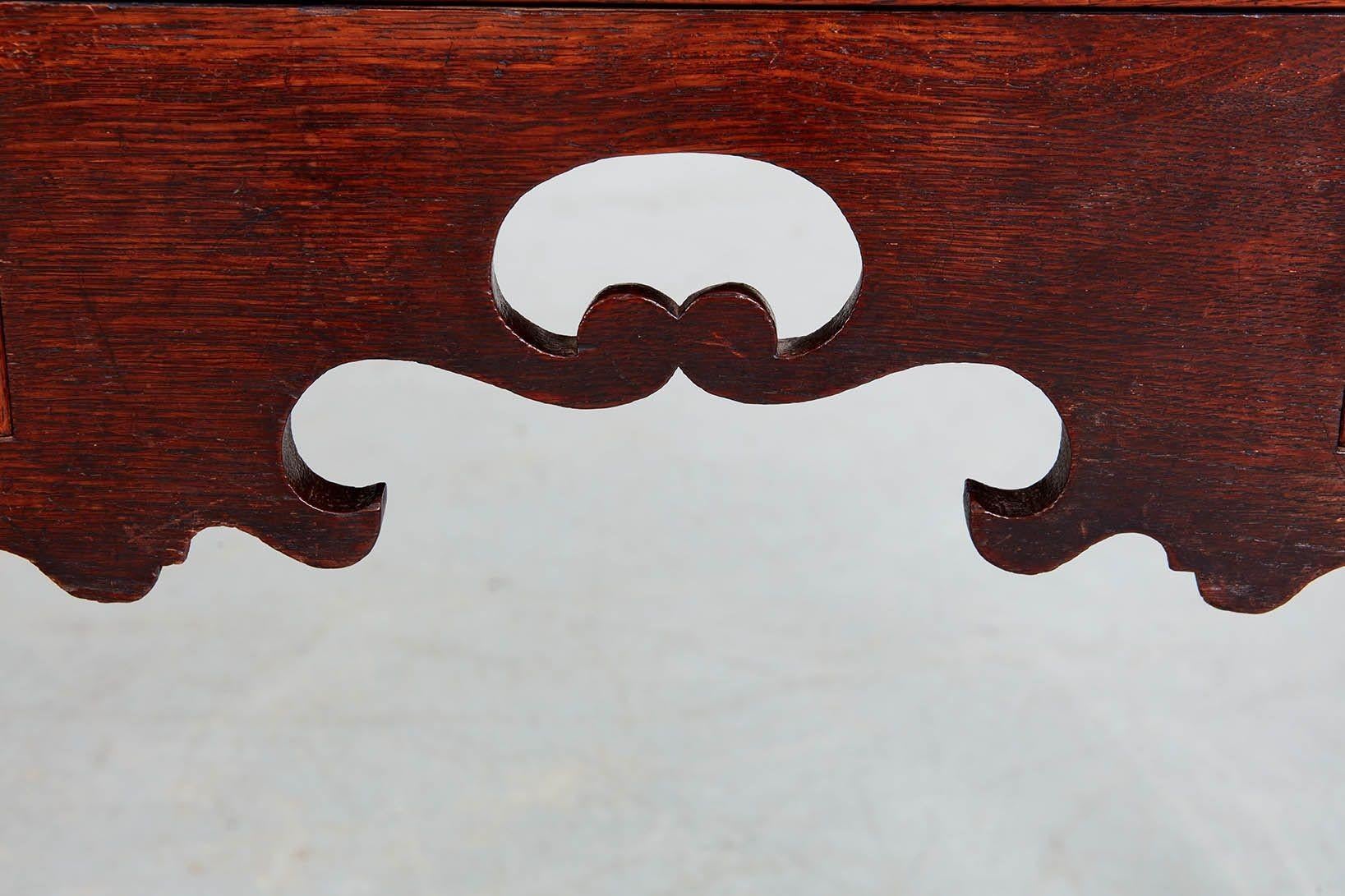 Georgian Lowboy with Scalloped Apron In Good Condition For Sale In Greenwich, CT