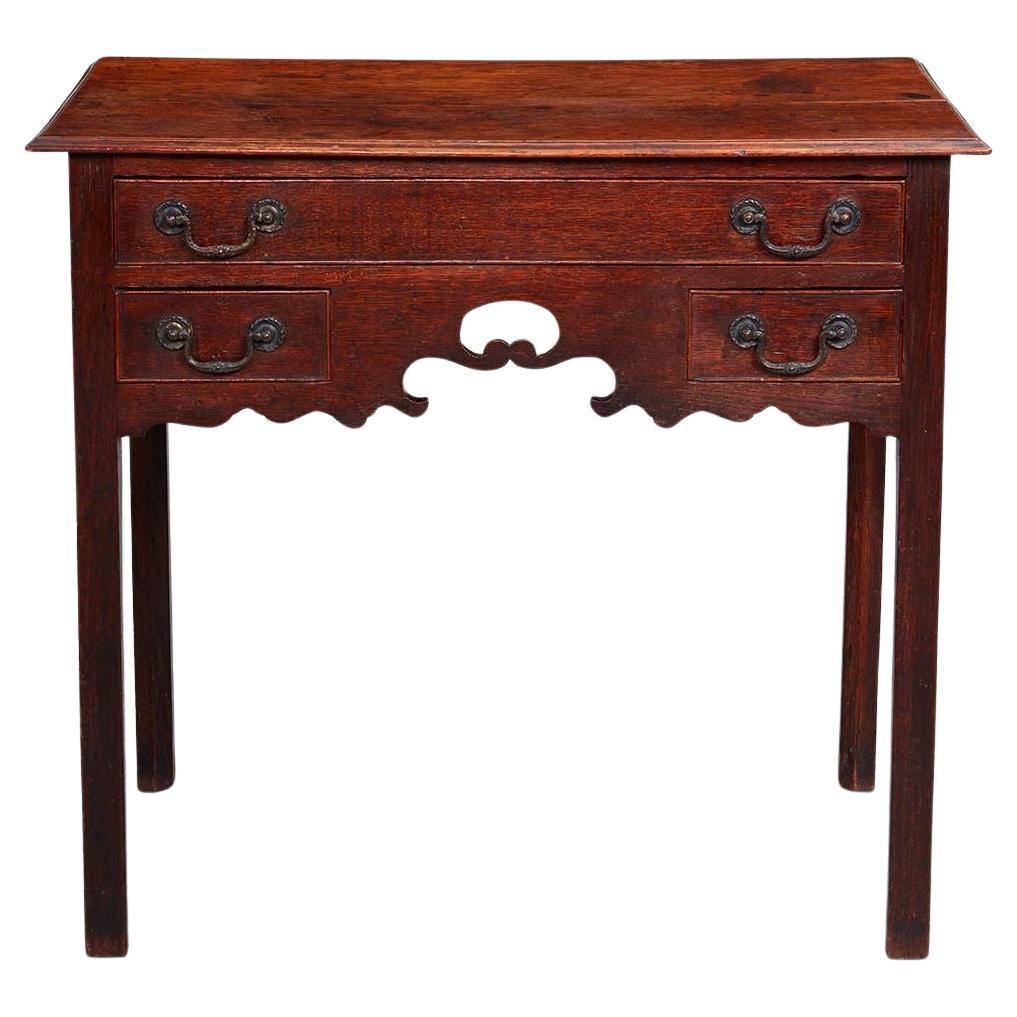 Lowboy georgiano con grembiule smerlato