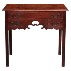 Lowboy georgiano con grembiule smerlato