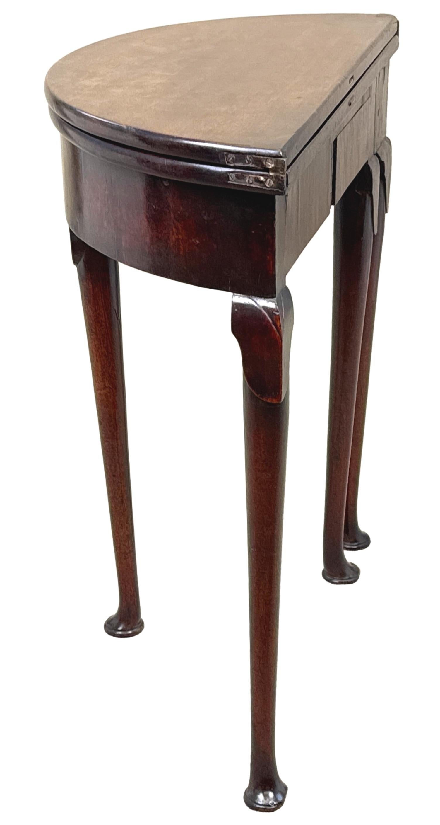 Table à thé Demi Lune en acajou de style géorgien du 18e siècle en vente 3