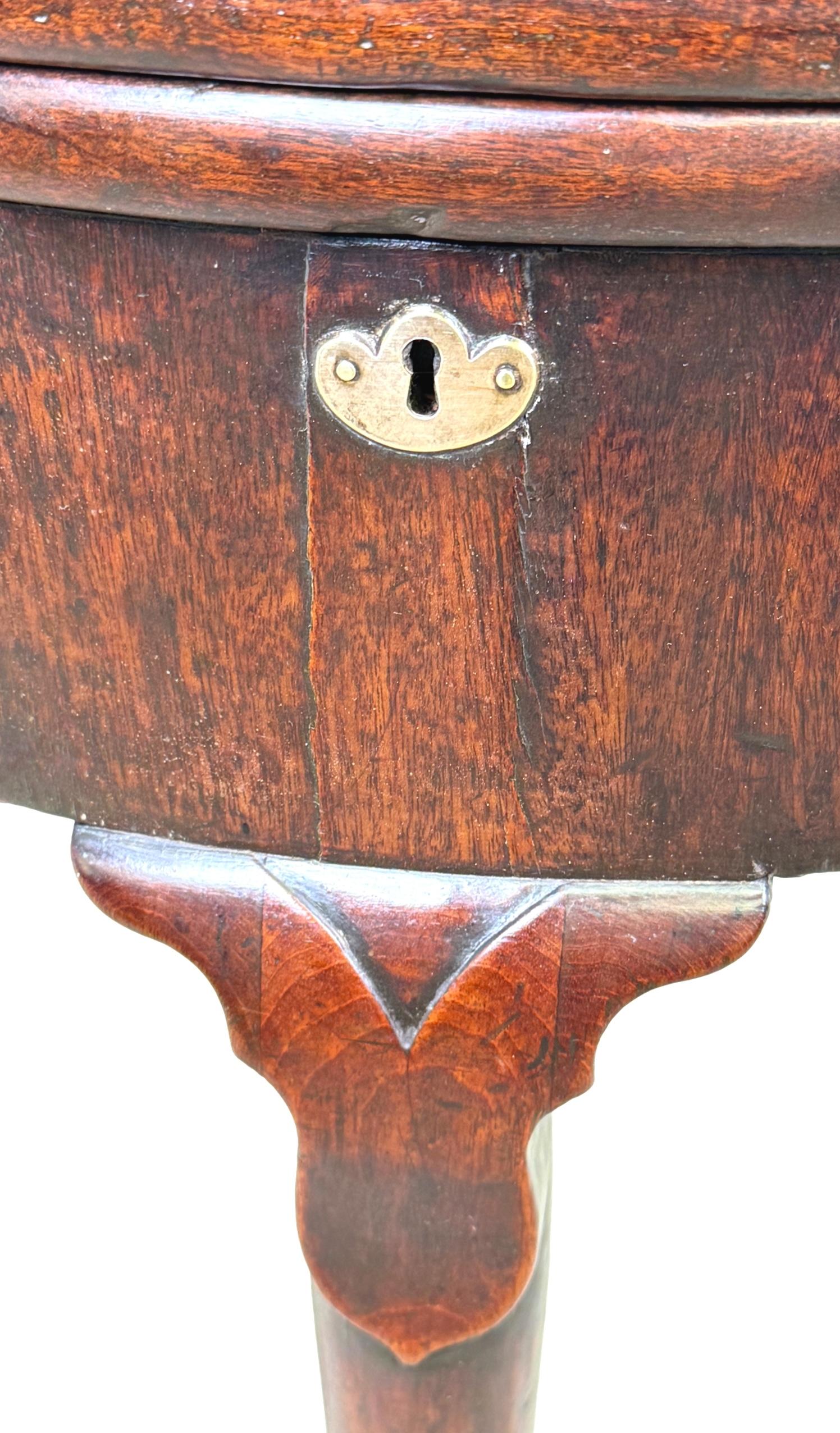 Charmante et attrayante table à thé en forme de demi-lune en acajou de la période George II du XVIIIe siècle, de très bonne qualité, dotée d'un plateau rabattable bien figuré et d'un profond compartiment de rangement, reposant sur d'élégants pieds