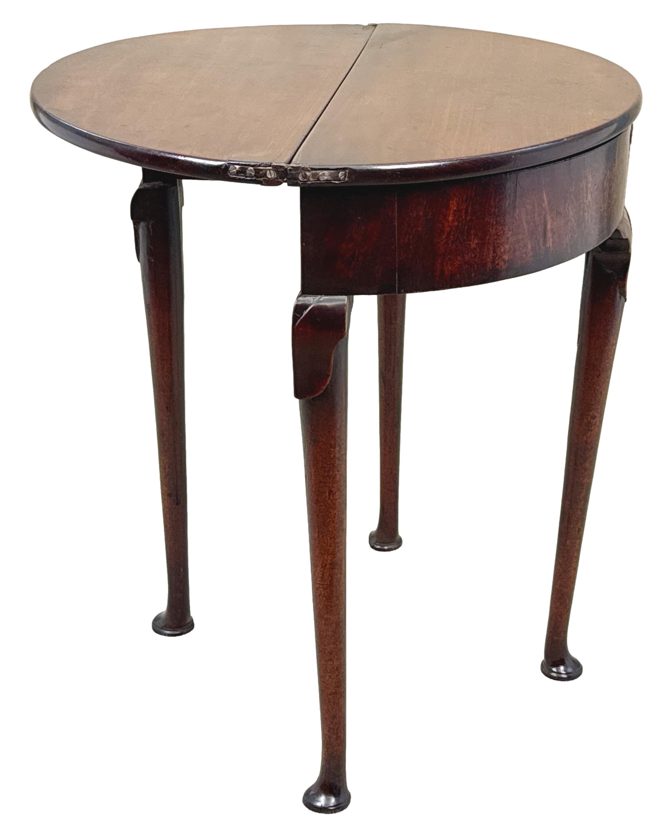 George II Table à thé Demi Lune en acajou de style géorgien du 18e siècle en vente