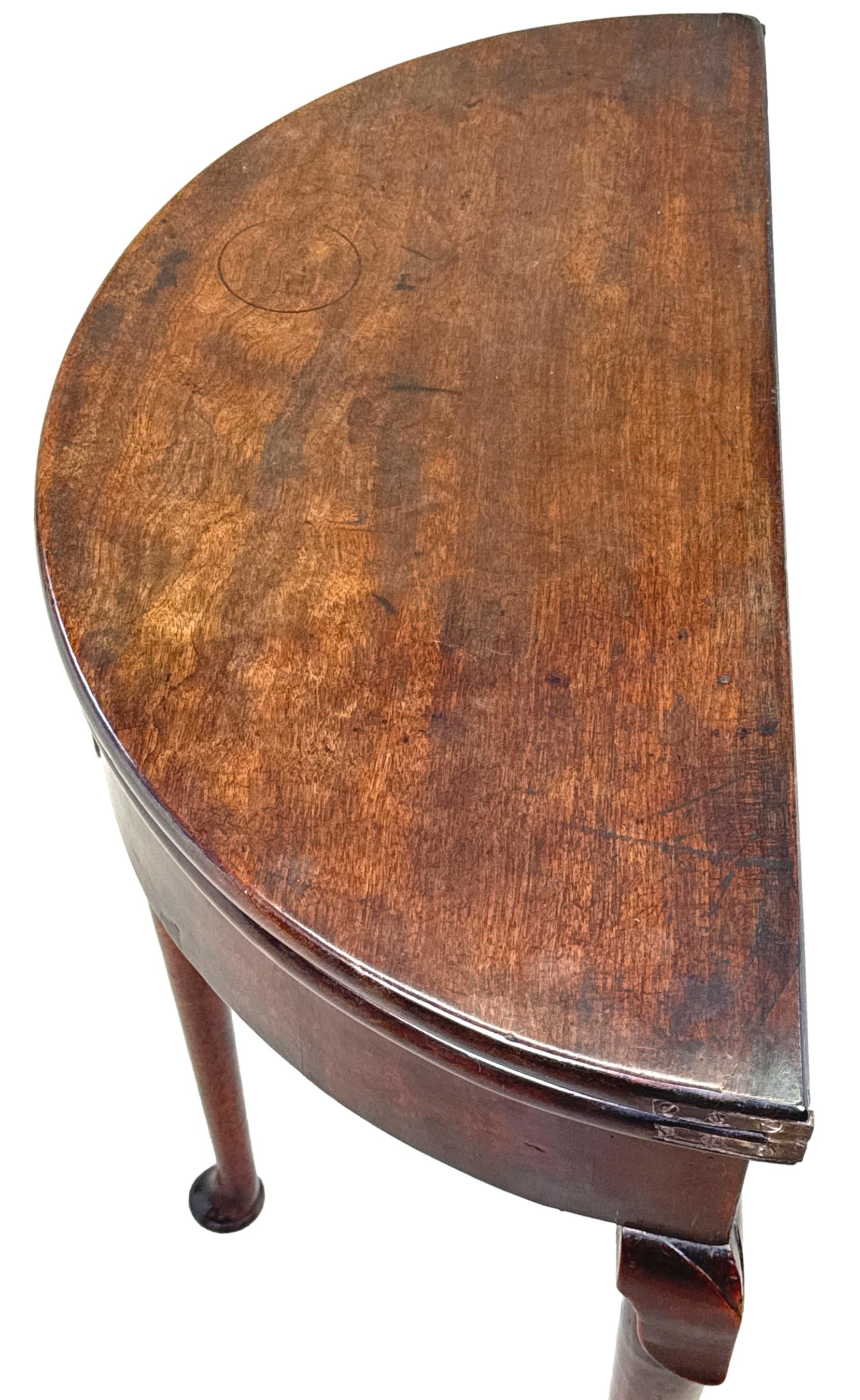 Table à thé Demi Lune en acajou de style géorgien du 18e siècle Bon état - En vente à Bedfordshire, GB