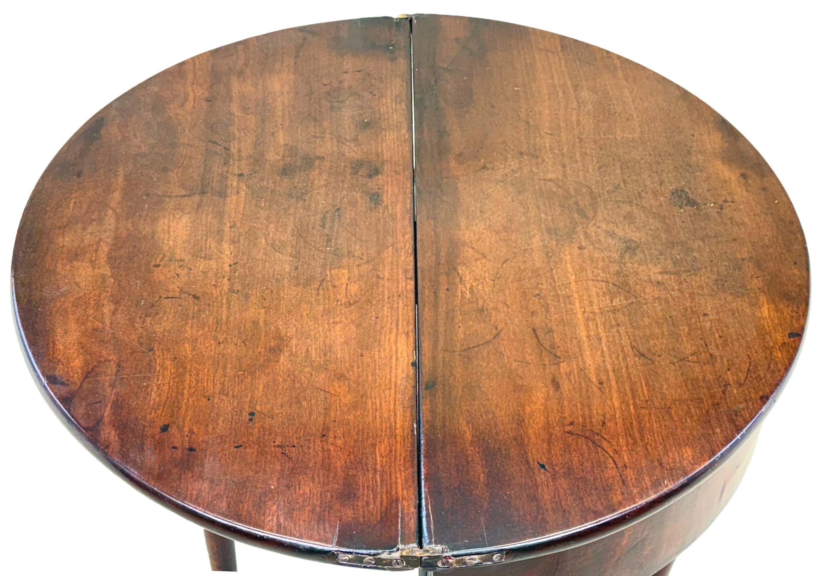 XVIIIe siècle Table à thé Demi Lune en acajou de style géorgien du 18e siècle en vente
