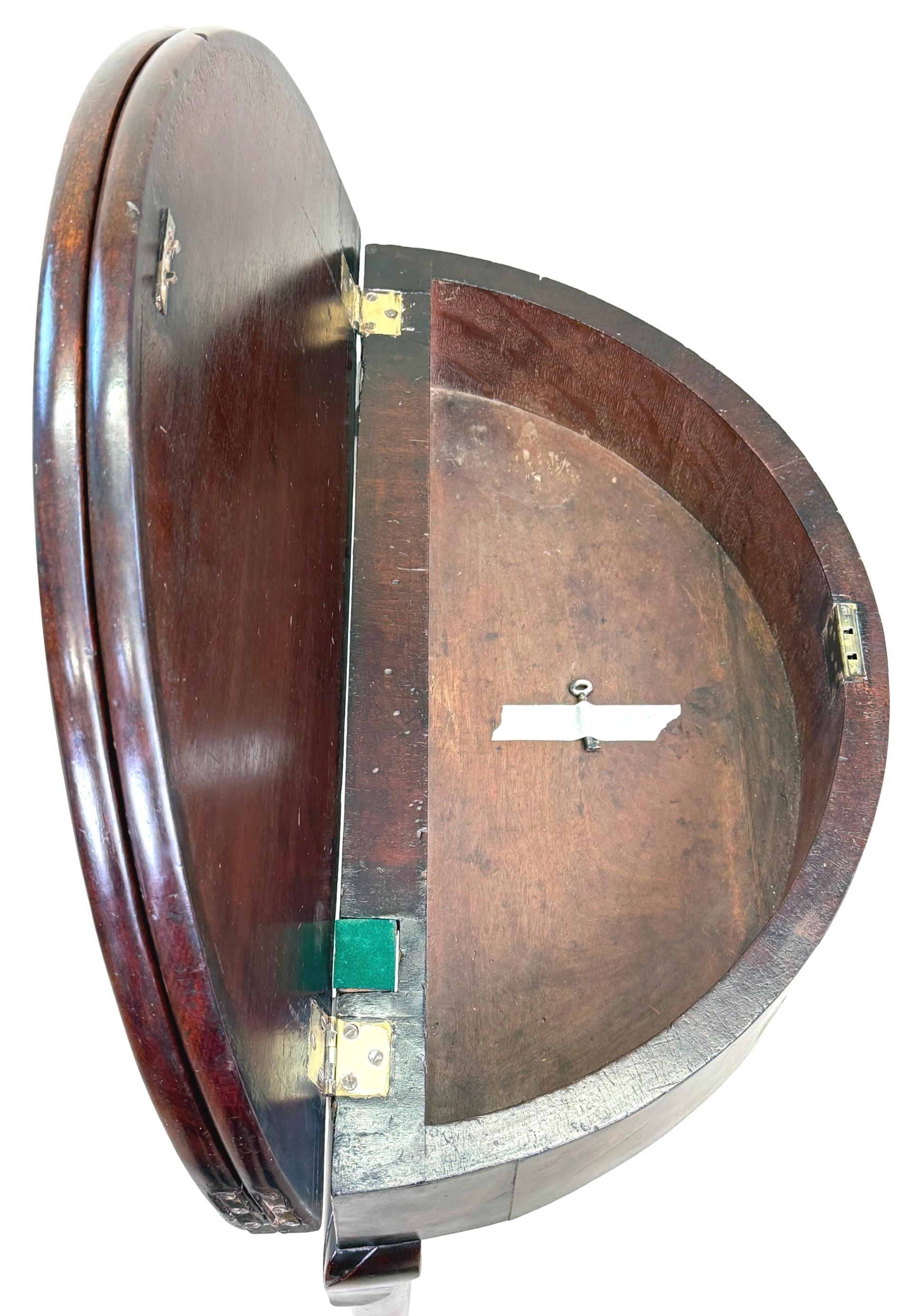 Acajou Table à thé Demi Lune en acajou de style géorgien du 18e siècle en vente