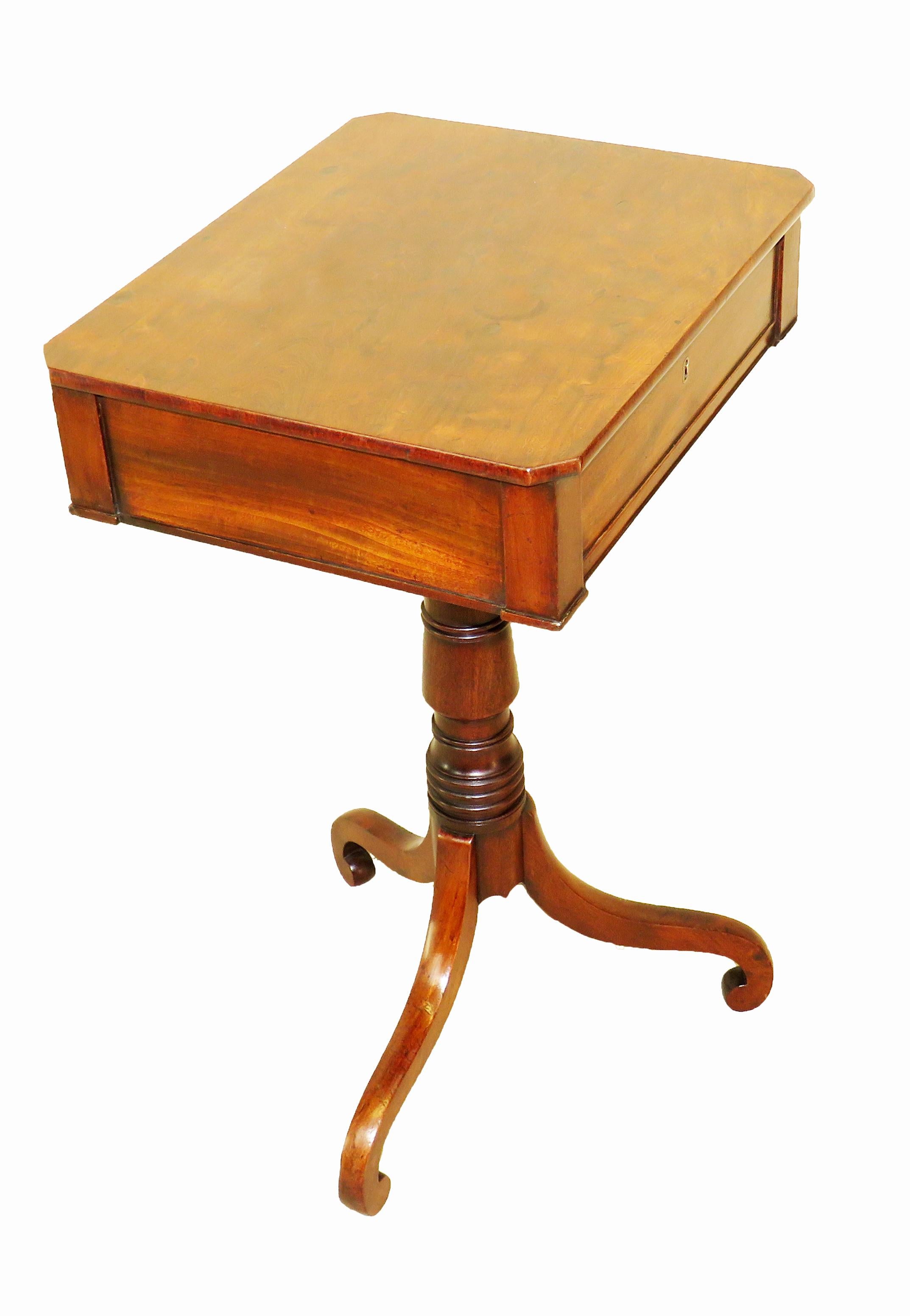 A very good quality and charming early 19th
century Georgian mahogany oblong lamp
Table having superbly figured top with shaped
Corners over one frieze drawer, opposed by
Dummy drawer, raised on elegant turned central
Column terminating on