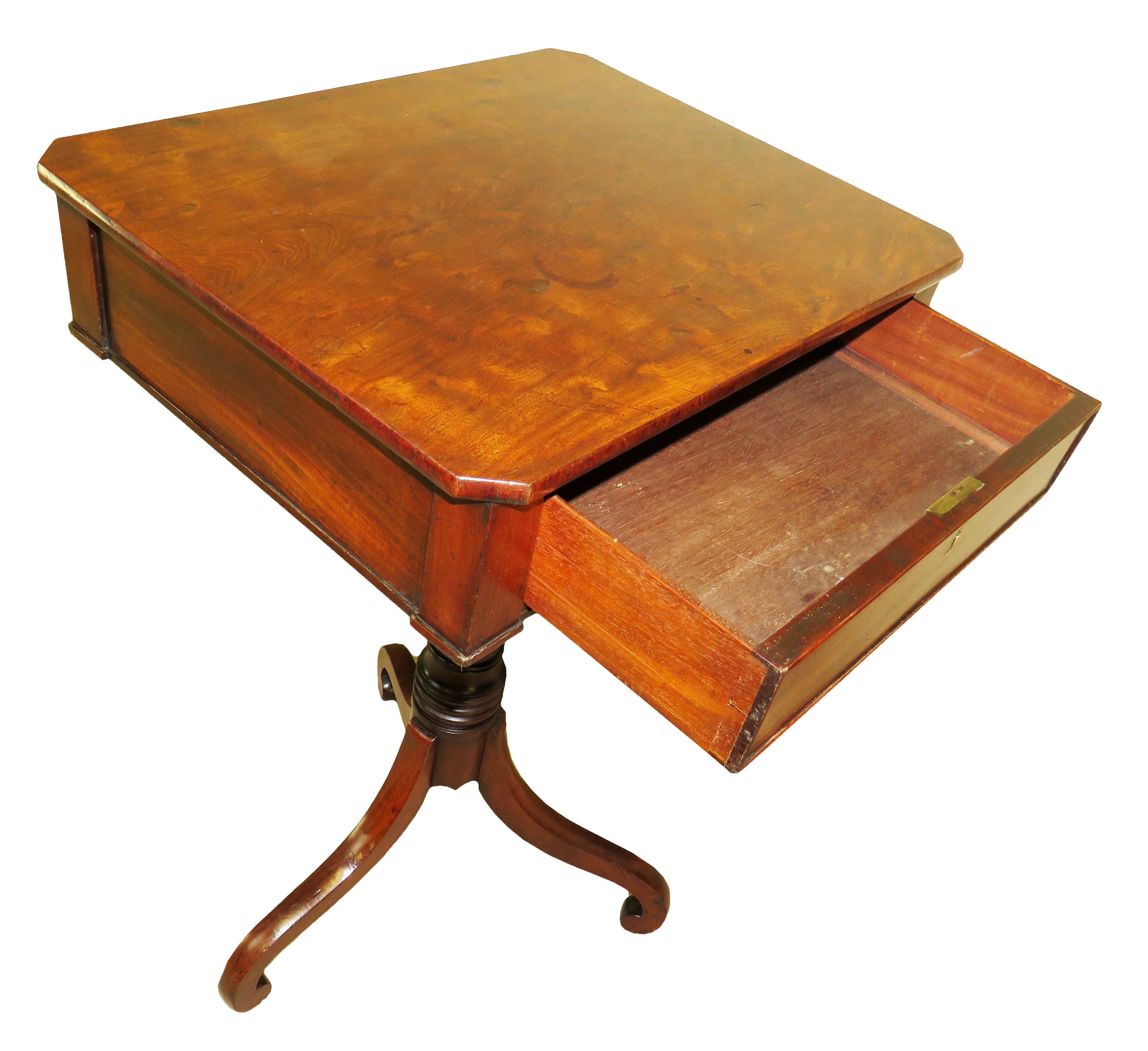 Georgian Mahogany 19th Century Oblong Lamp Table For Sale 1