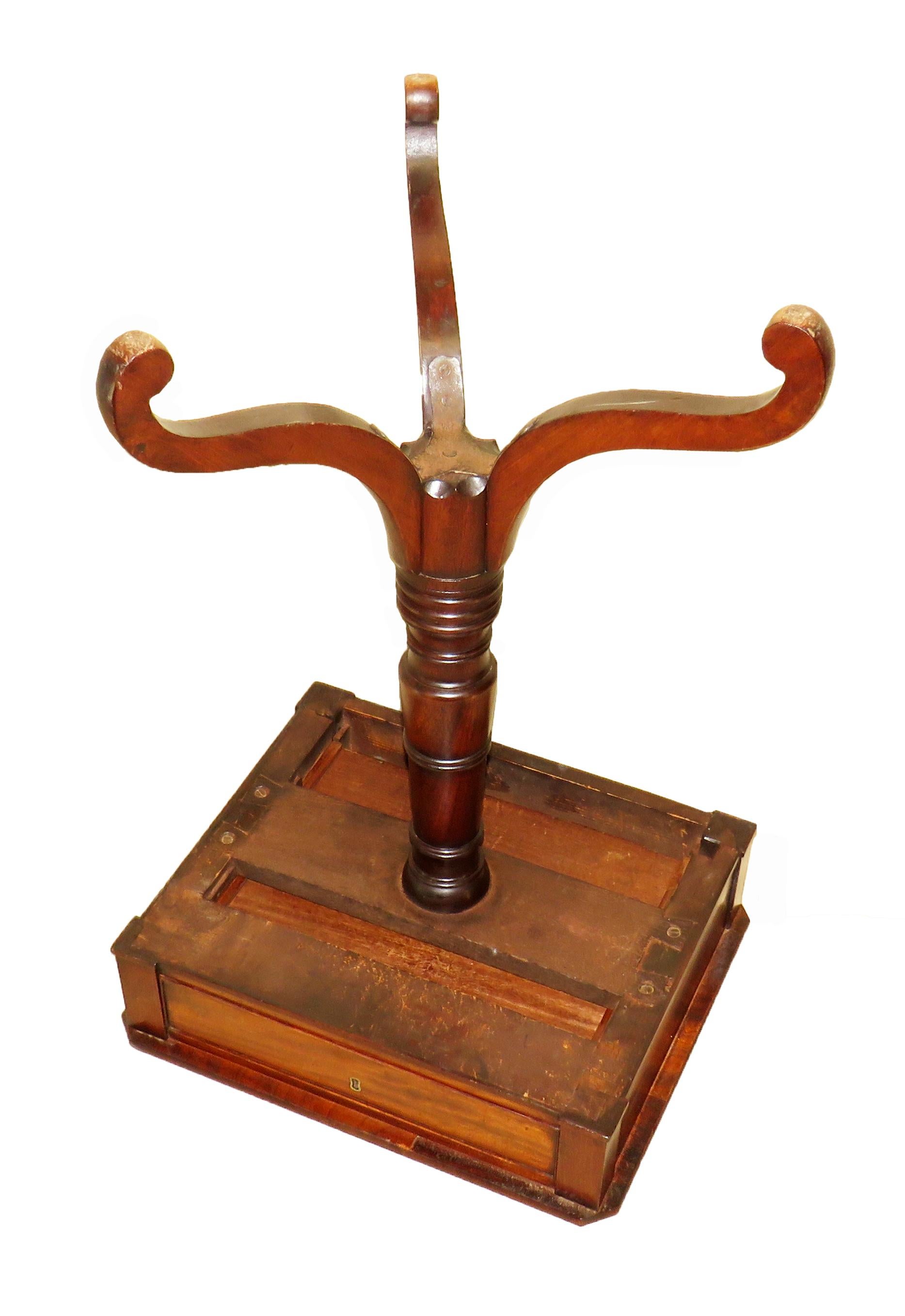 Acajou Table à lampe oblongue géorgienne en acajou du XIXe siècle en vente