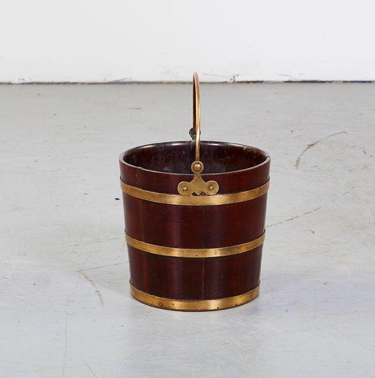 Georgian Mahogany and Brass Peat Bucket In Good Condition For Sale In Greenwich, CT