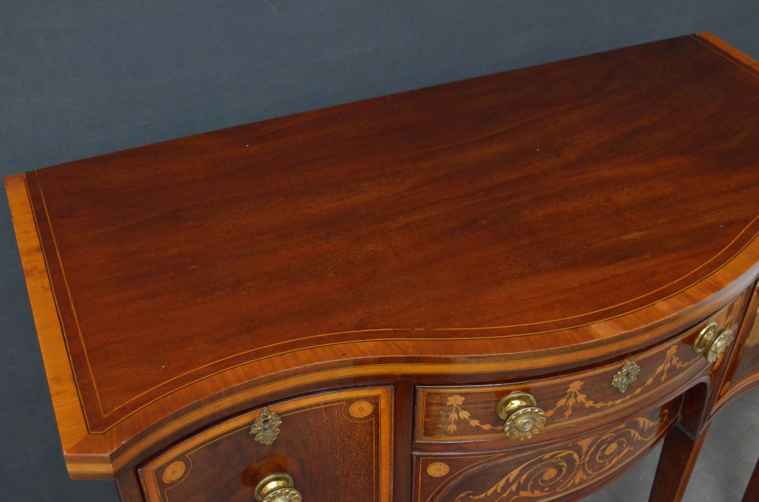 Sn4911 Fine quality George III mahogany sideboard of serpentine design, having figured mahogany top with satinwood stringing and satinwood crossbanded edge above deep centre drawer inlaid with neoclassical motifs flanked by two deep concave drawers