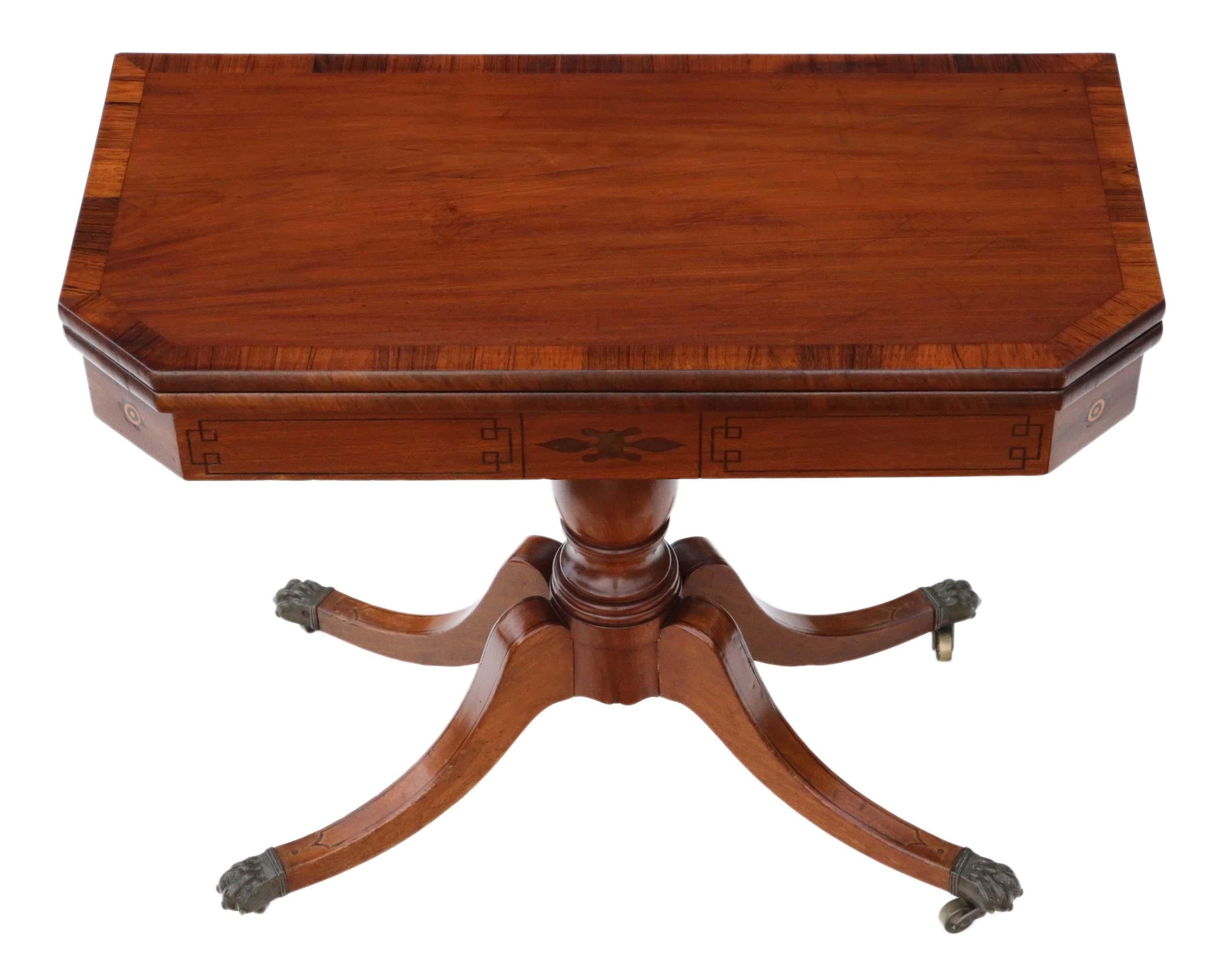 Voici une ancienne table à thé pliante de style géorgien, fabriquée vers 1810 en acajou et ornée de bandes transversales en bois de rose. Cette pièce polyvalente peut également servir de table à cartes ou de console enchanteresse.

Cette table