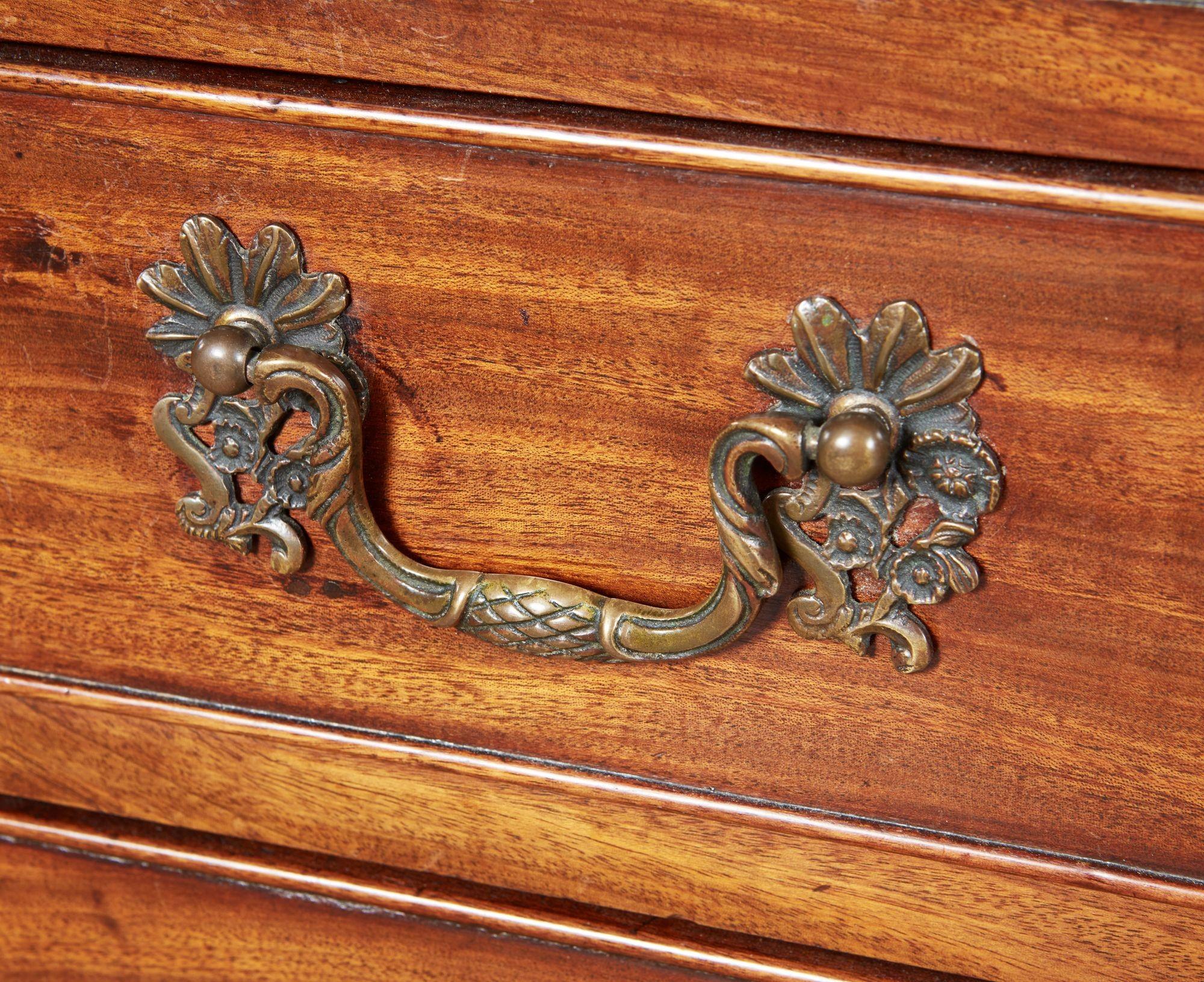 Georgian Mahogany Bachelor's Chest For Sale 7