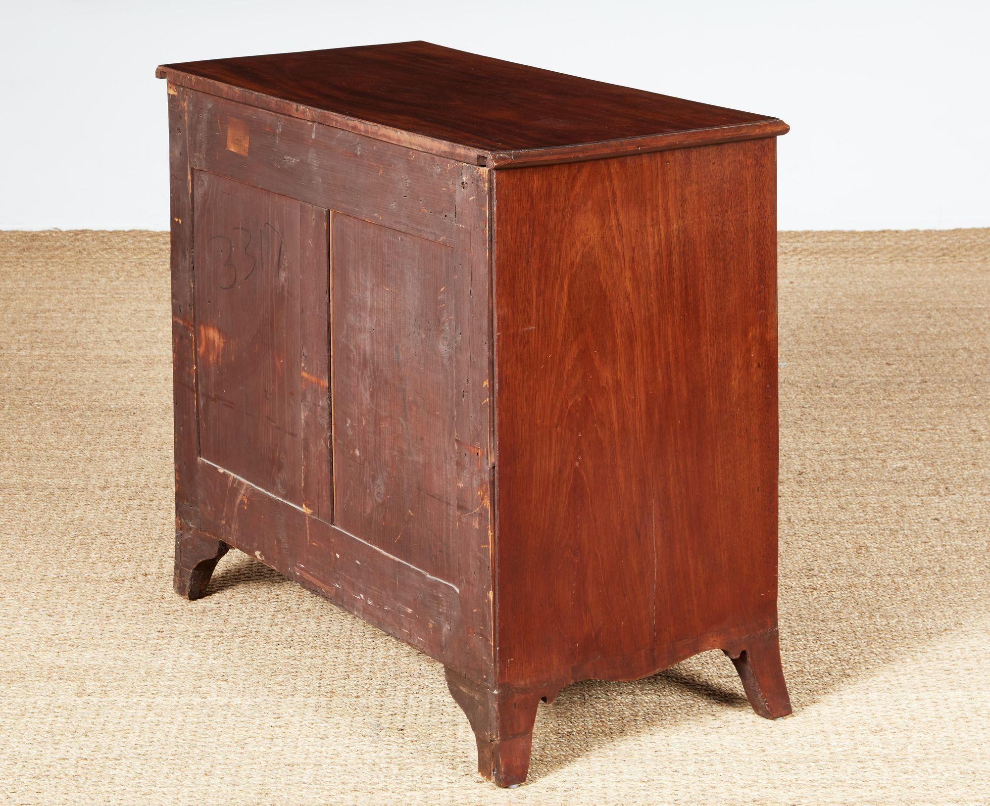 Georgian Mahogany Bachelor's Chest For Sale 10