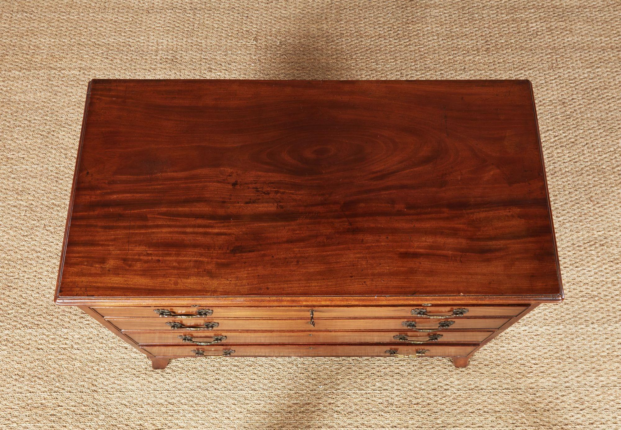 Georgian Mahogany Bachelor's Chest In Good Condition For Sale In Greenwich, CT