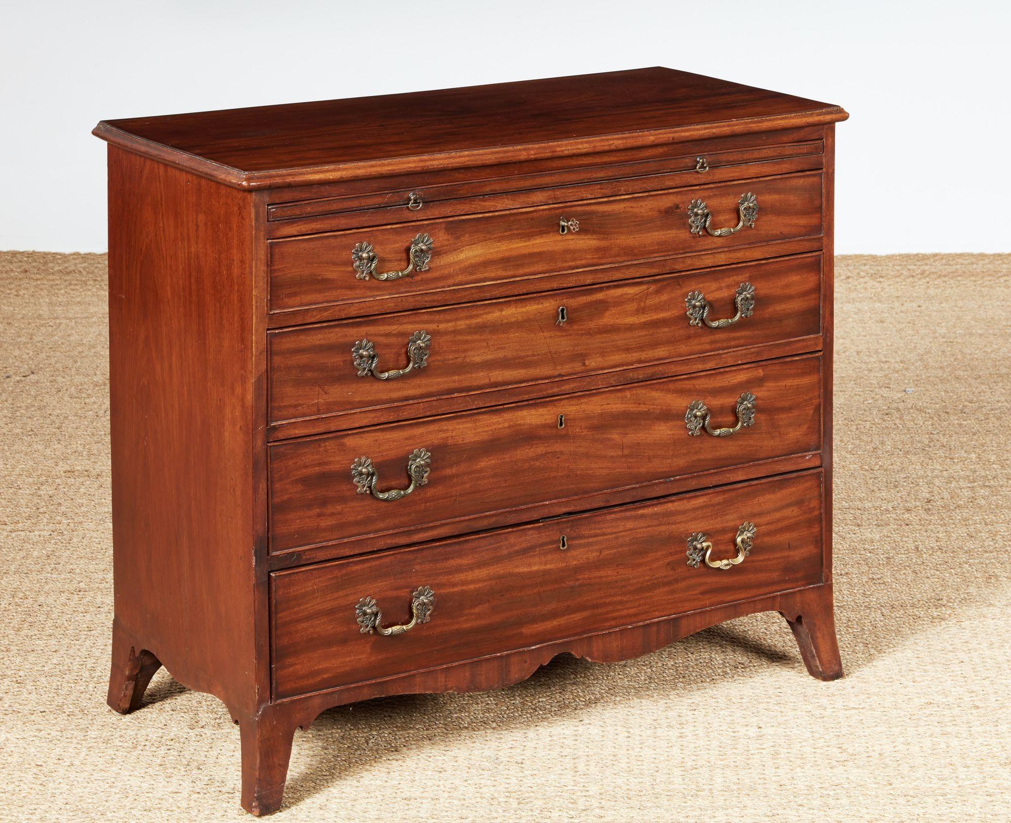 Georgian Mahogany Bachelor's Chest For Sale 3